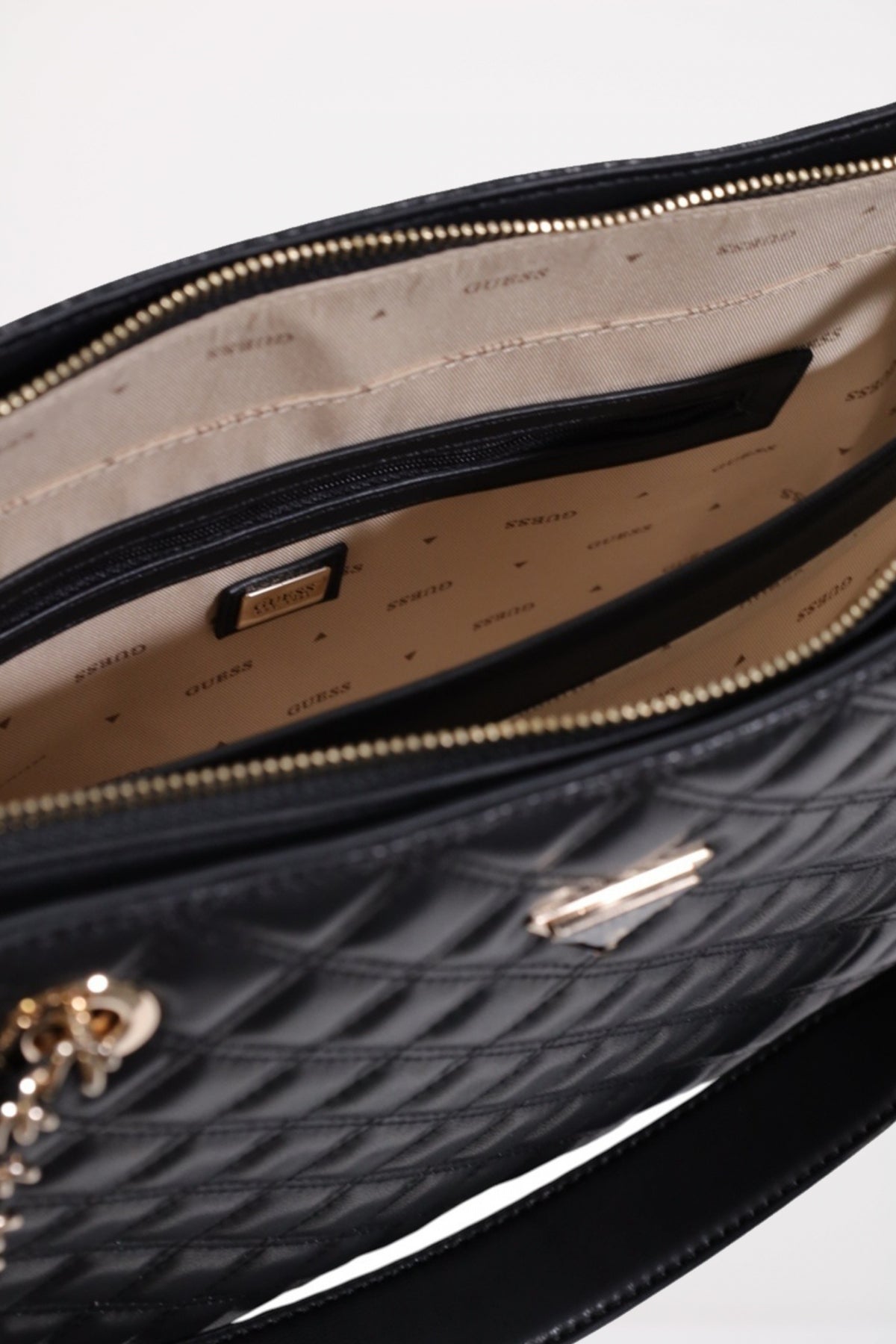 GUESS GIULLY II en color NEGRO (4)