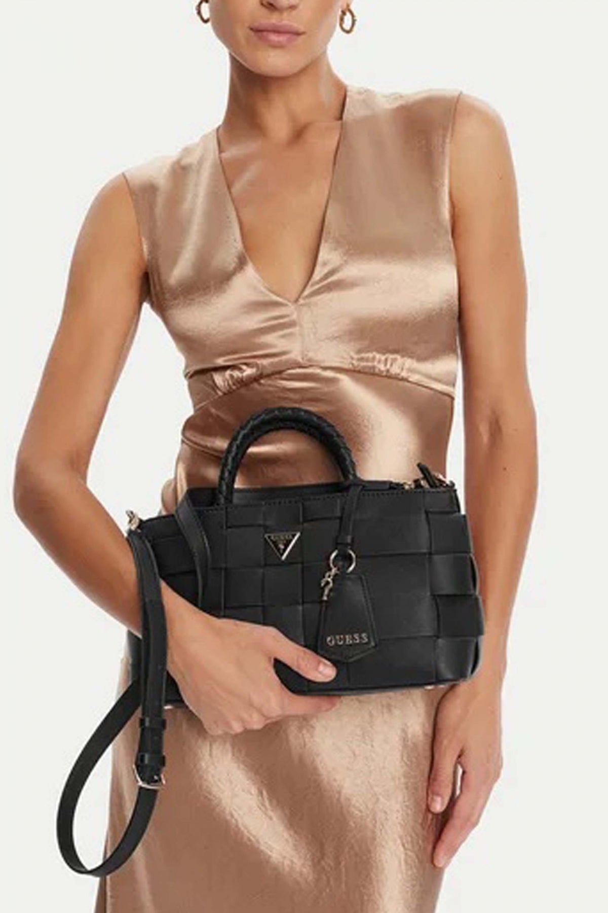 GUESS HWWG SATCHEL en color NEGRO (4)