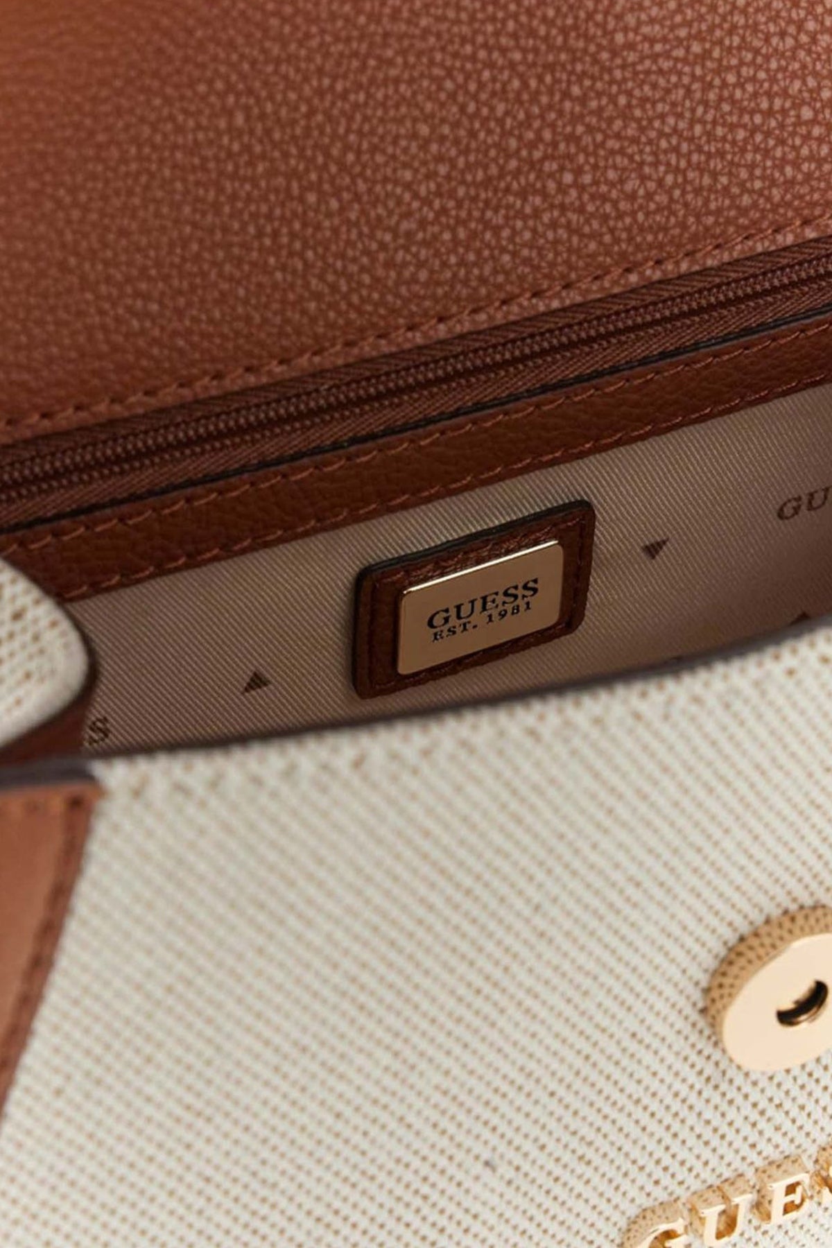 GUESS KARNILLA FLAP SHOULDER en color BEIS (4)