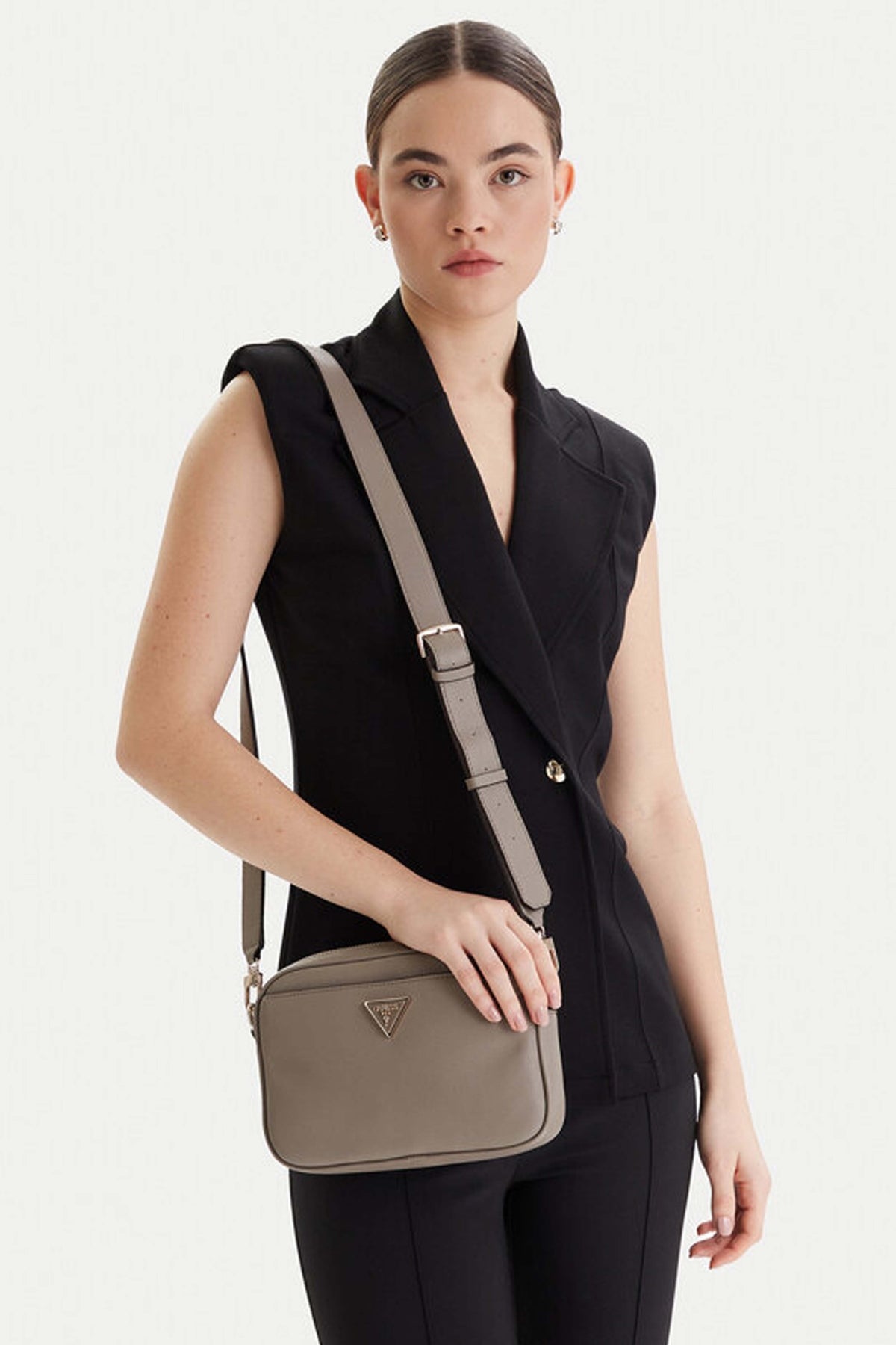GUESS HWBG en color GRIS (1)