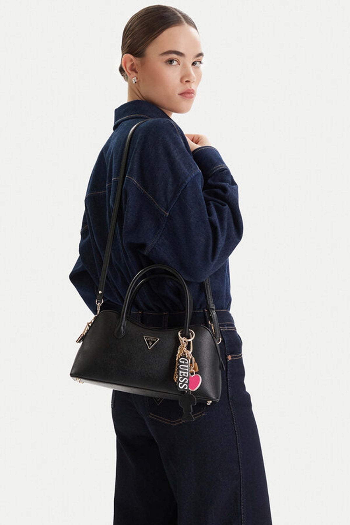 GUESS DAVINA SATCHEL en color NEGRO (1)