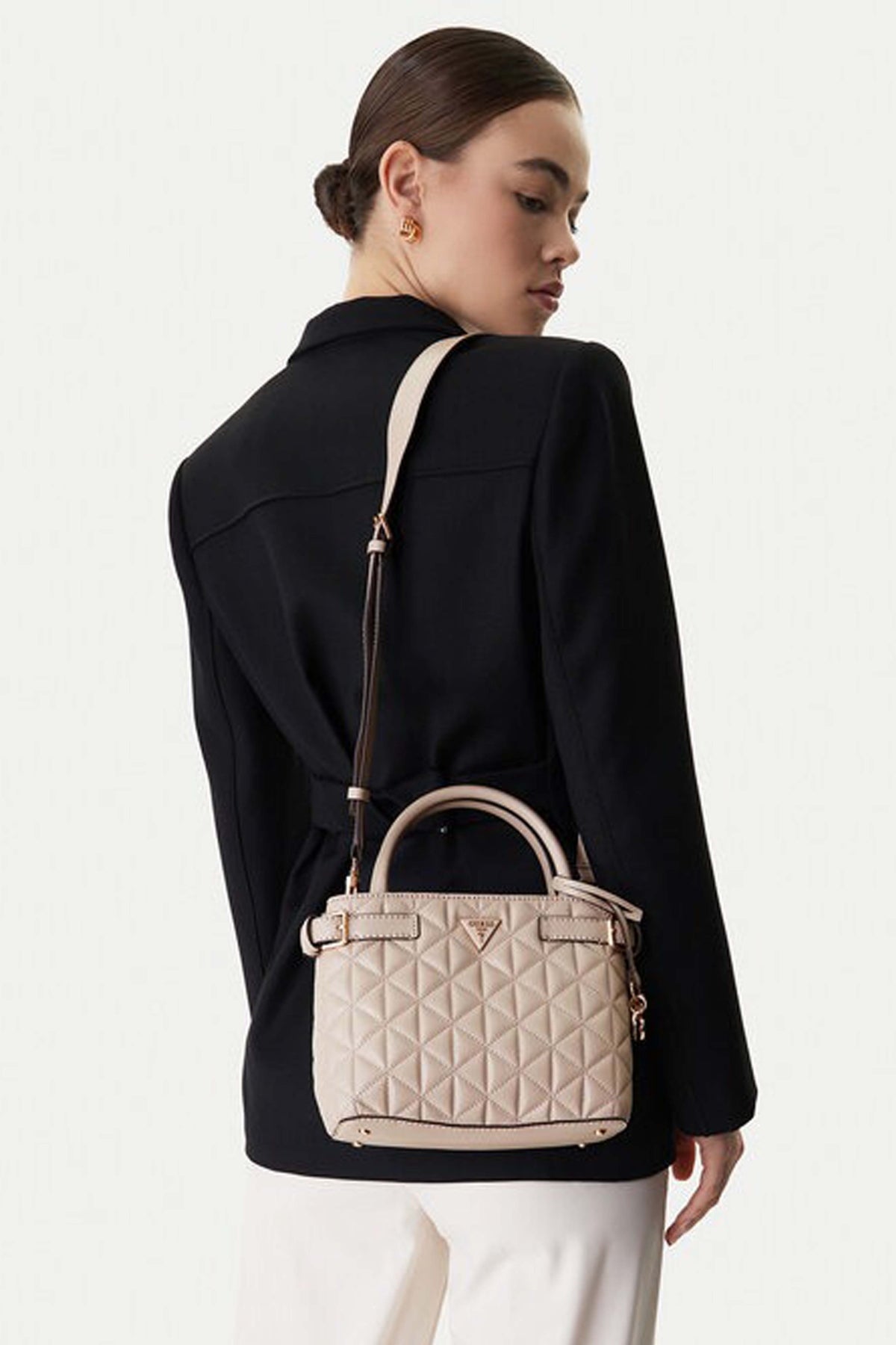 GUESS PAISLEIGH SMALL SATCHE en color BEIS (1)