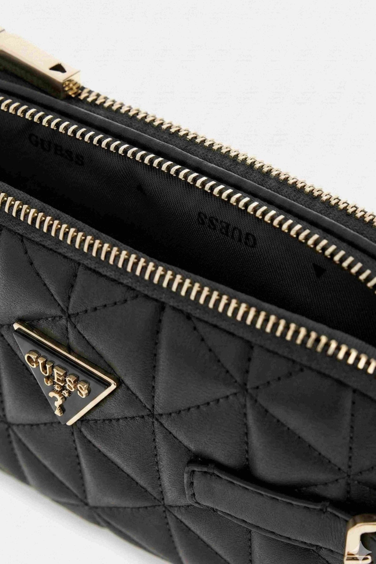 GUESS PAISLEIGH MINI CAMERA en color NEGRO (3)