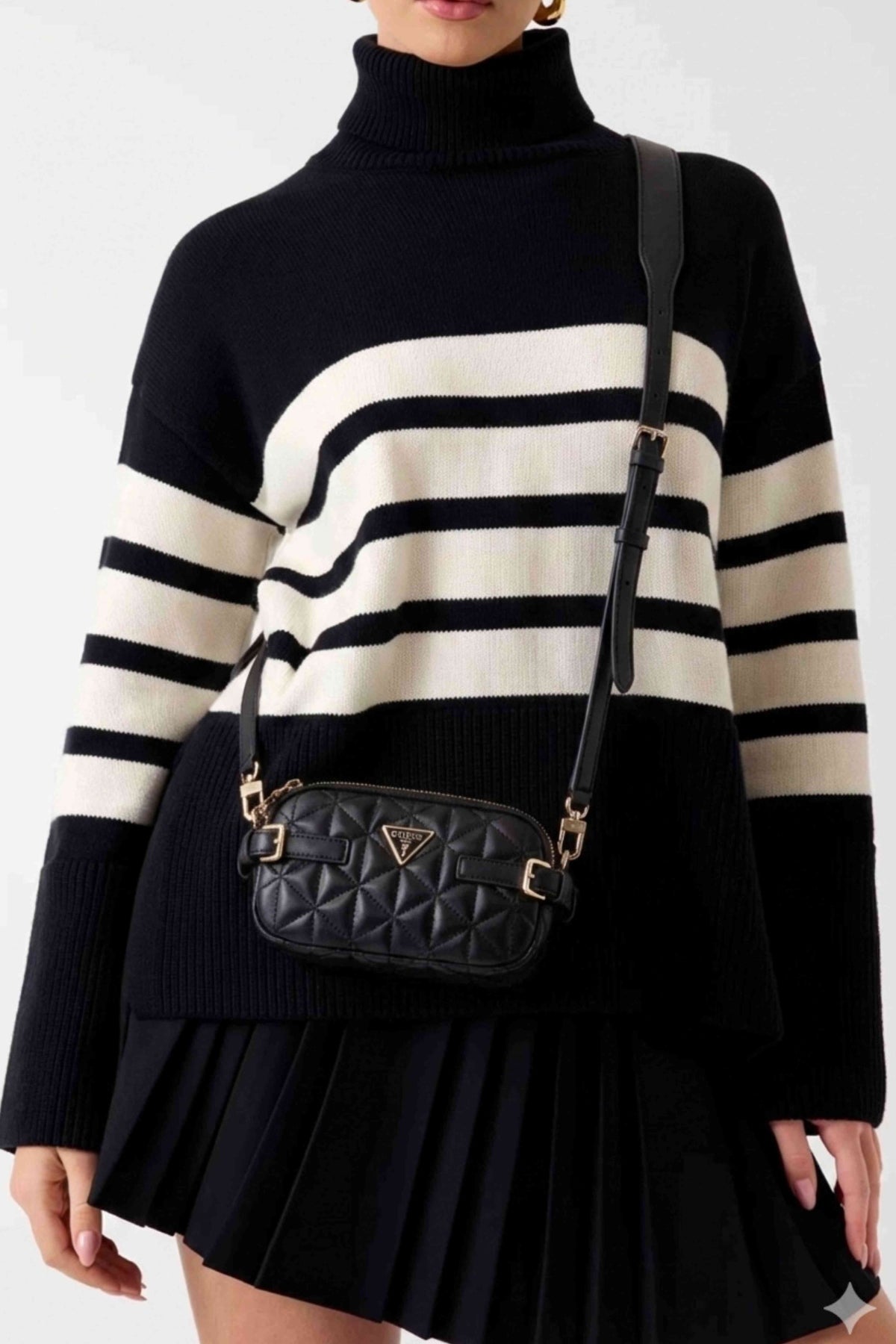 GUESS PAISLEIGH MINI CAMERA en color NEGRO (4)