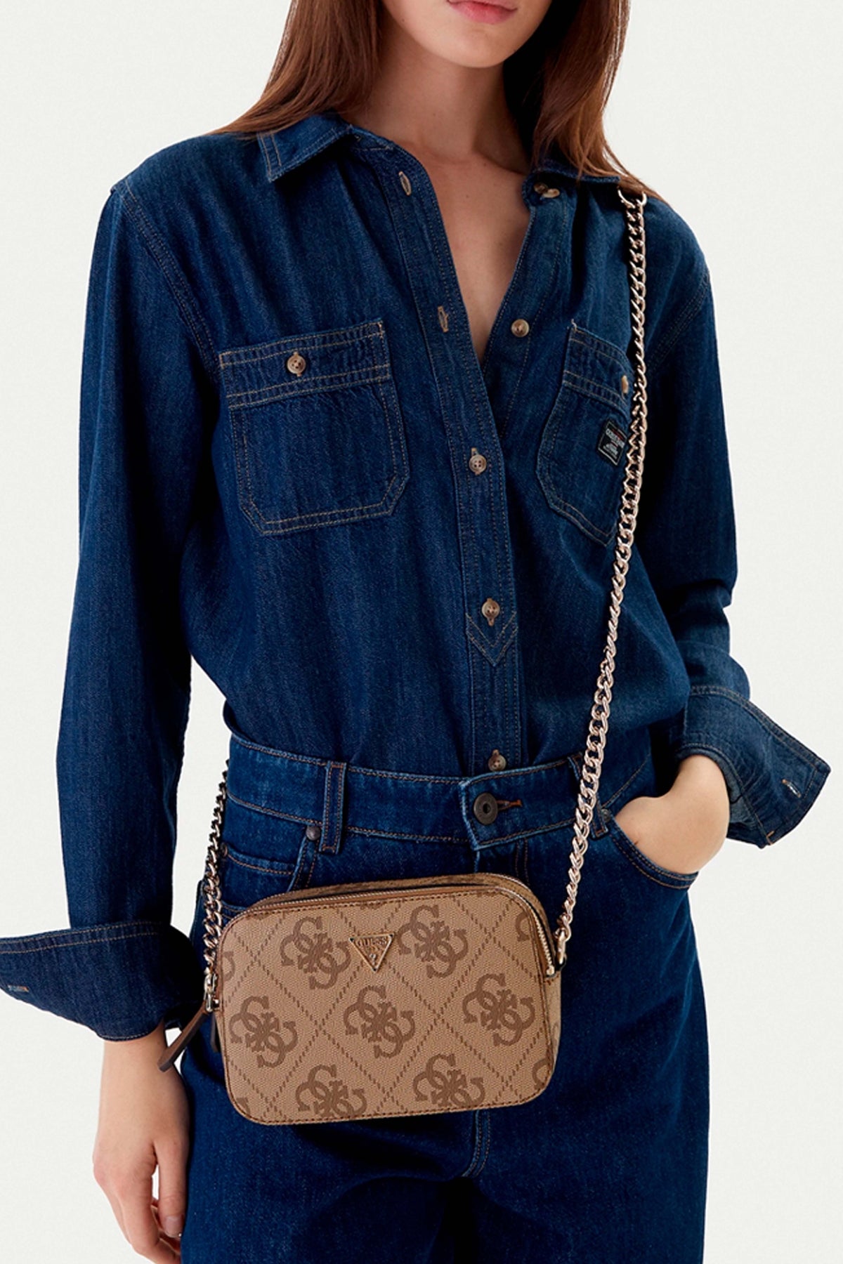 GUESS HWSO en color MARRON (1)