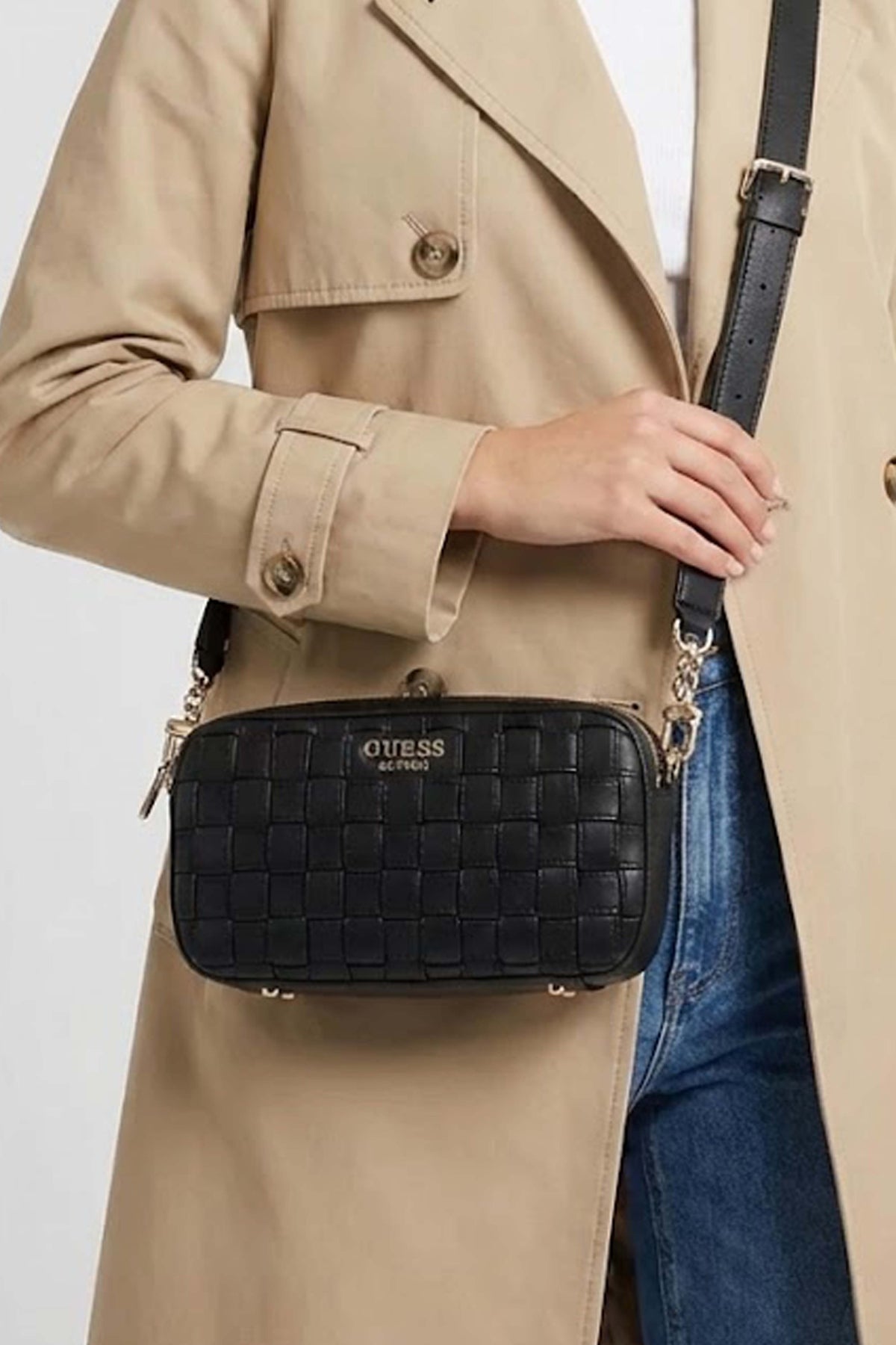 GUESS SANDY CAMERA CROSSBODY en color NEGRO (3)