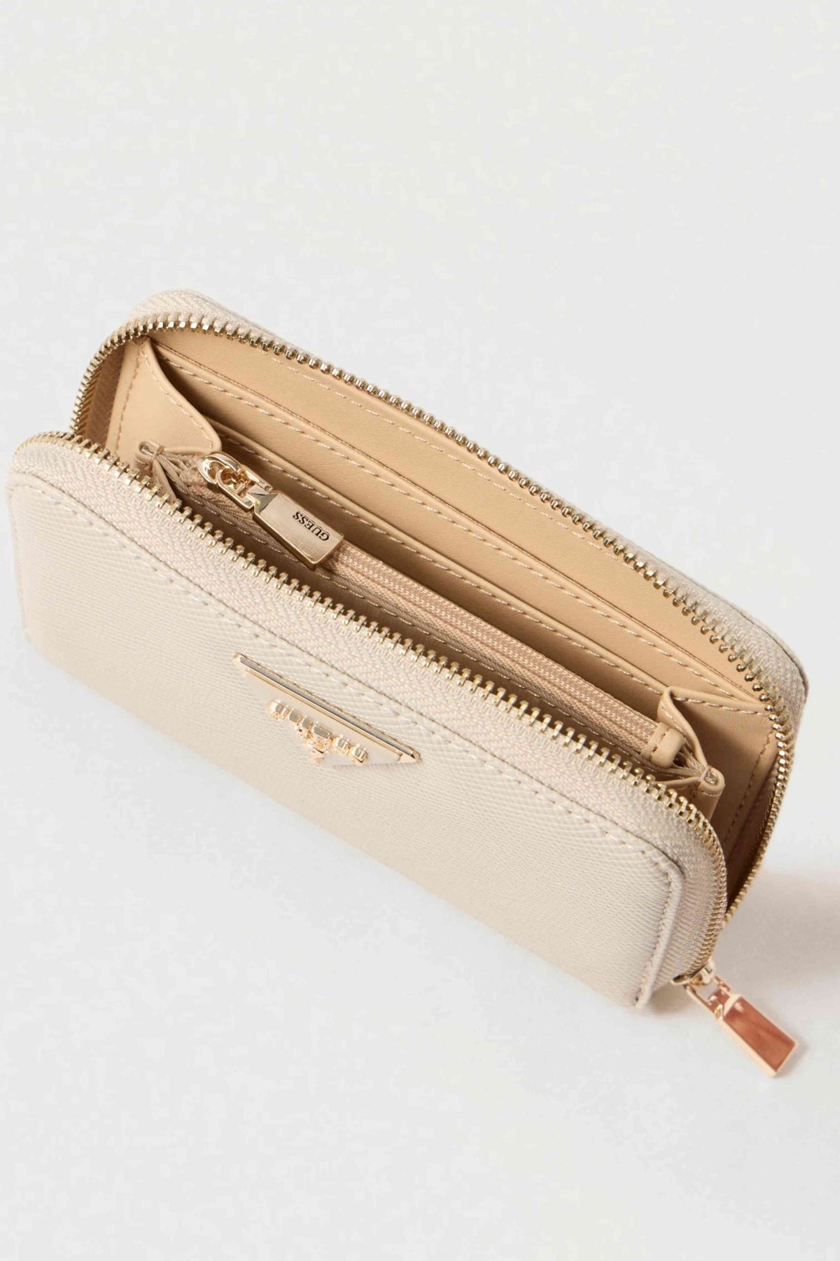 GUESS LAUREL II SLG MED ZIP en color BEIS (3)