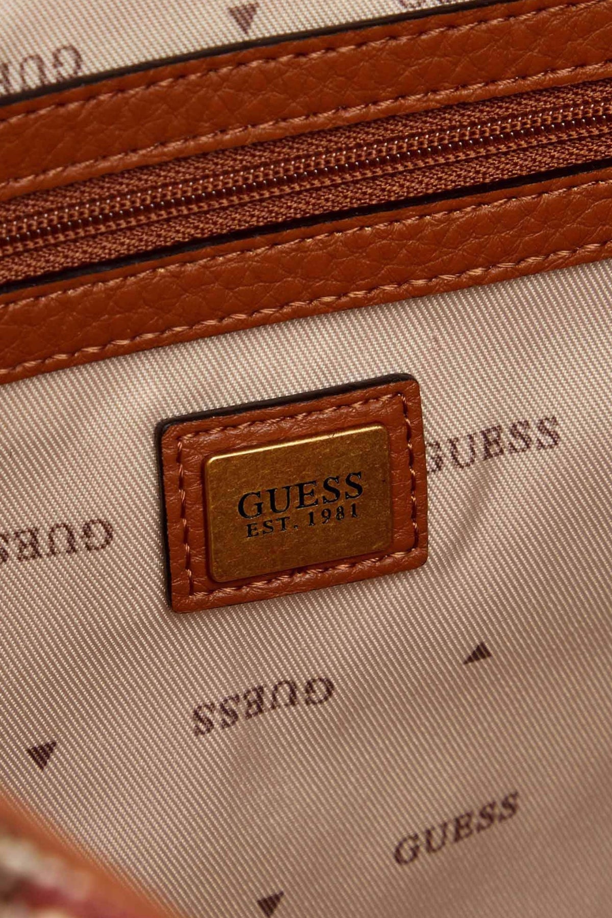 GUESS HWAB en color MARRON (4)