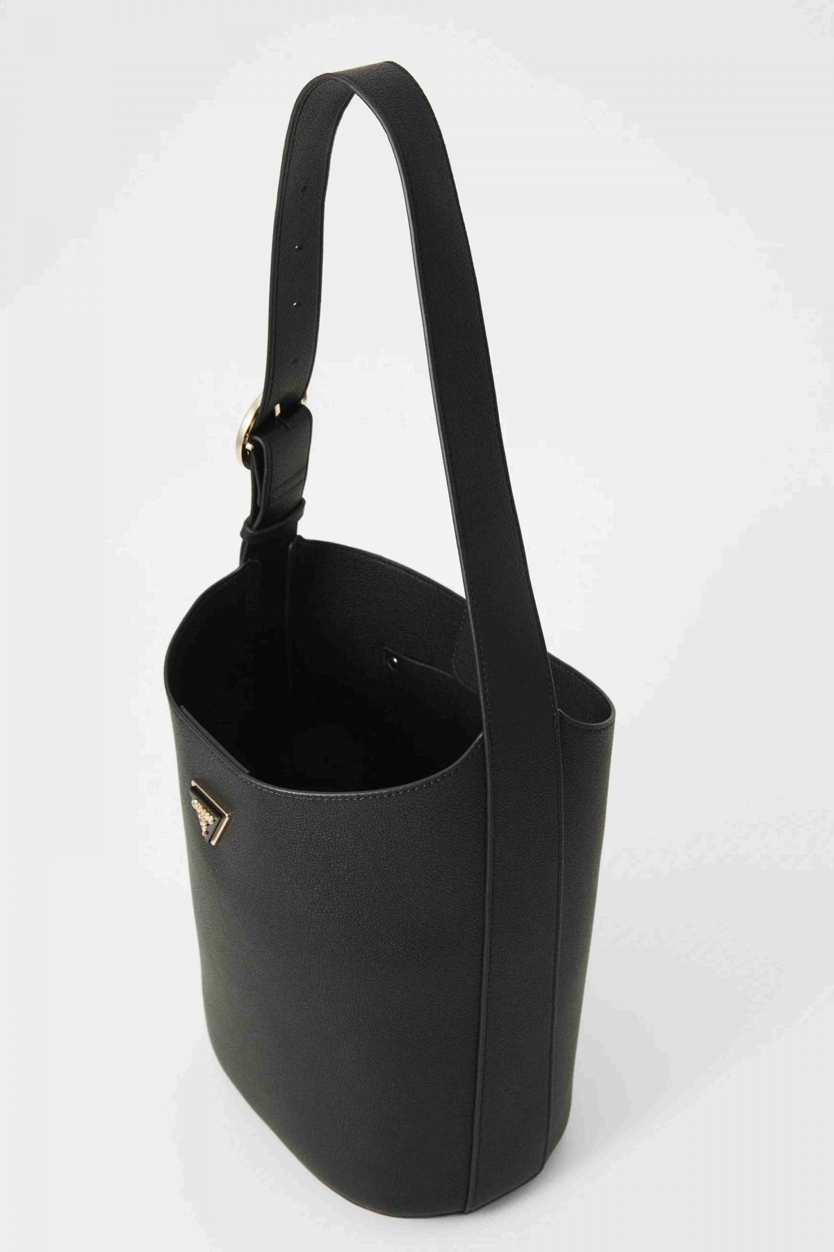 GUESS MERIDIAN II BUCKET en color NEGRO (3)