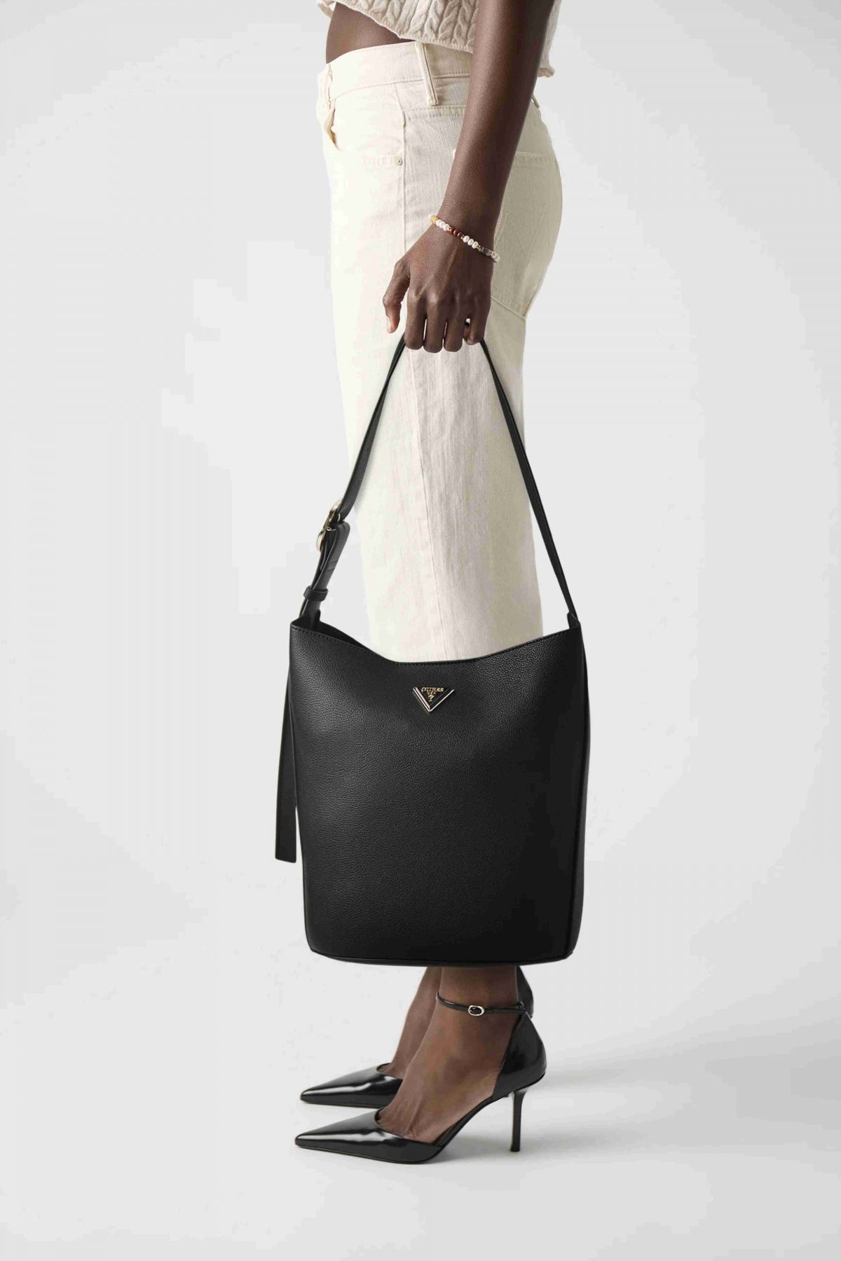 GUESS MERIDIAN II BUCKET en color NEGRO (4)