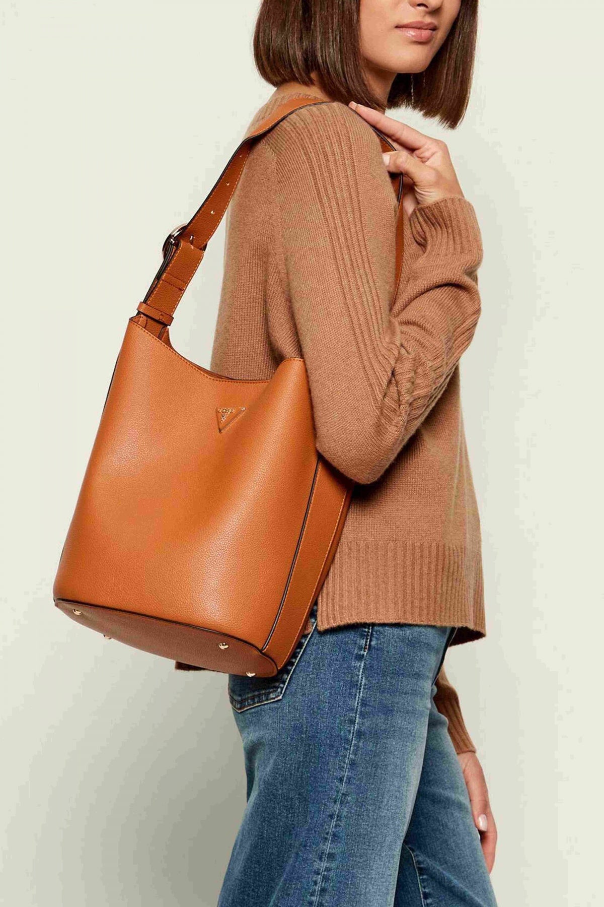 GUESS MERIDIAN II BUCKET en color MARRON (4)