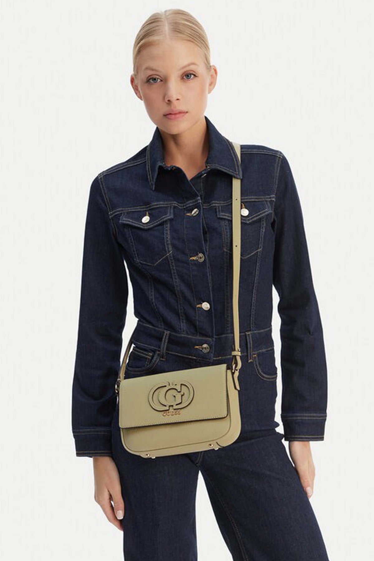 GUESS ISOLA CONVERTIBLE XBOD en color BEIS (1)