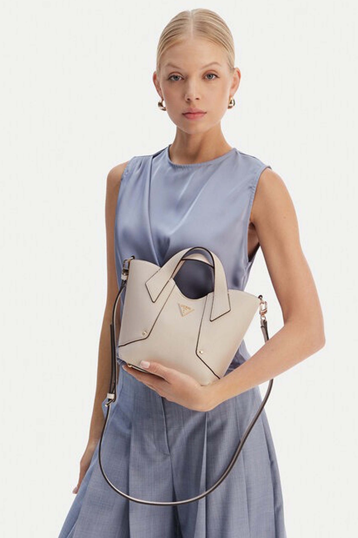 GUESS DARCY MINI TOTE en color BEIS (1)