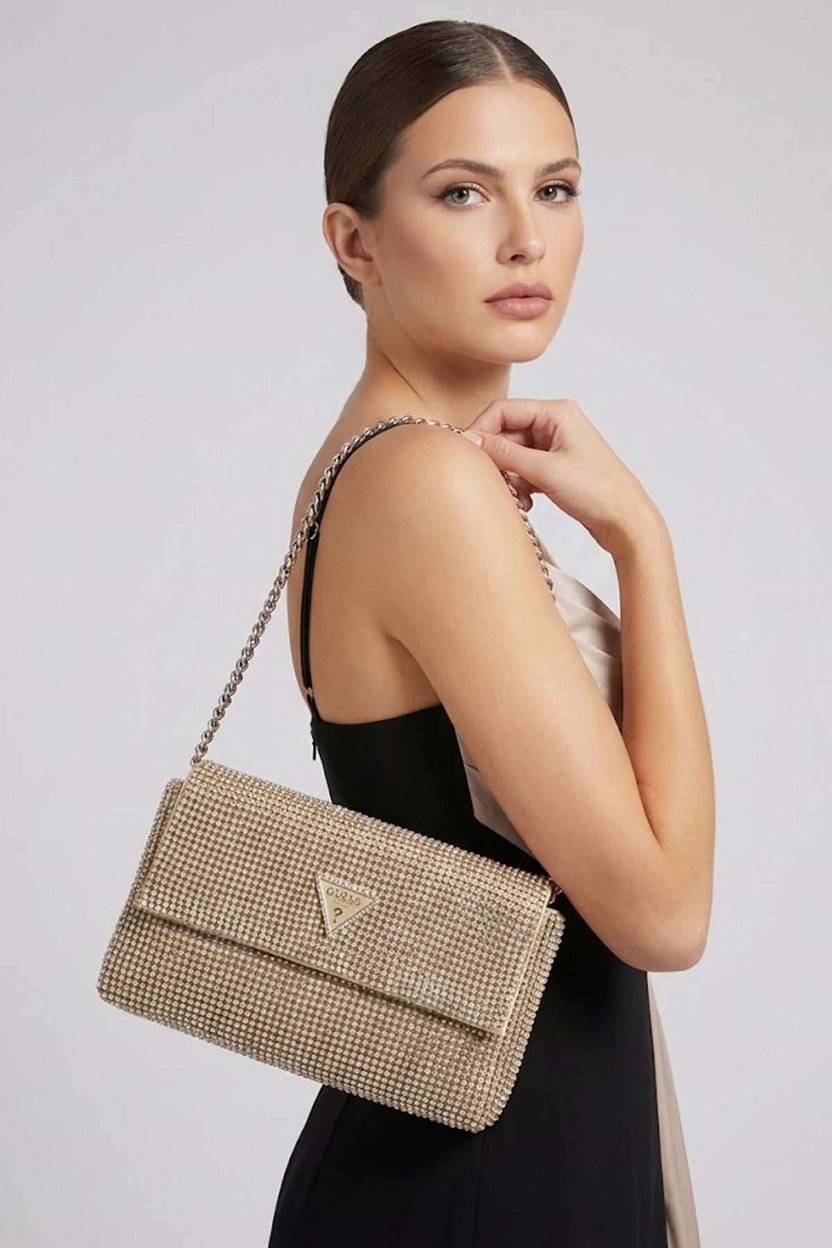 GUESS HWRP en color ORO (1)