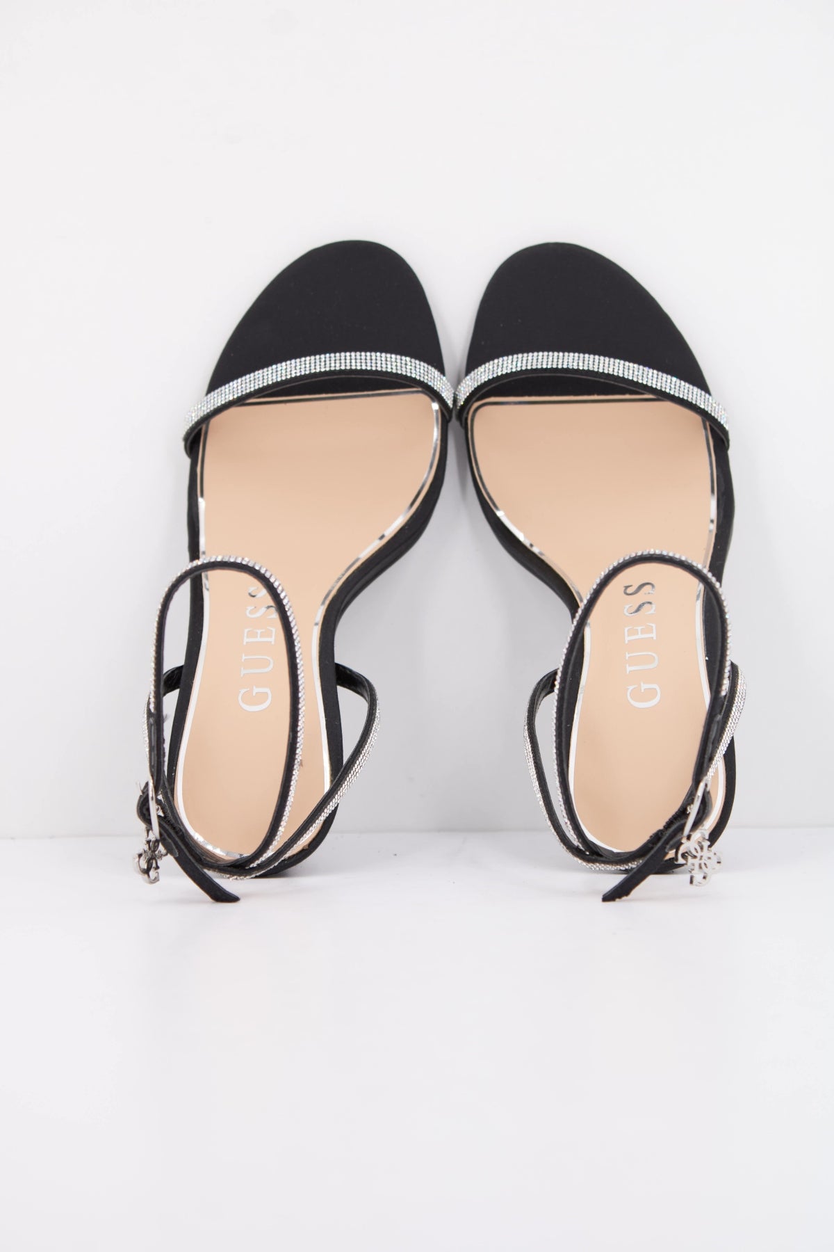 GUESS CHARMER en color NEGRO (3)