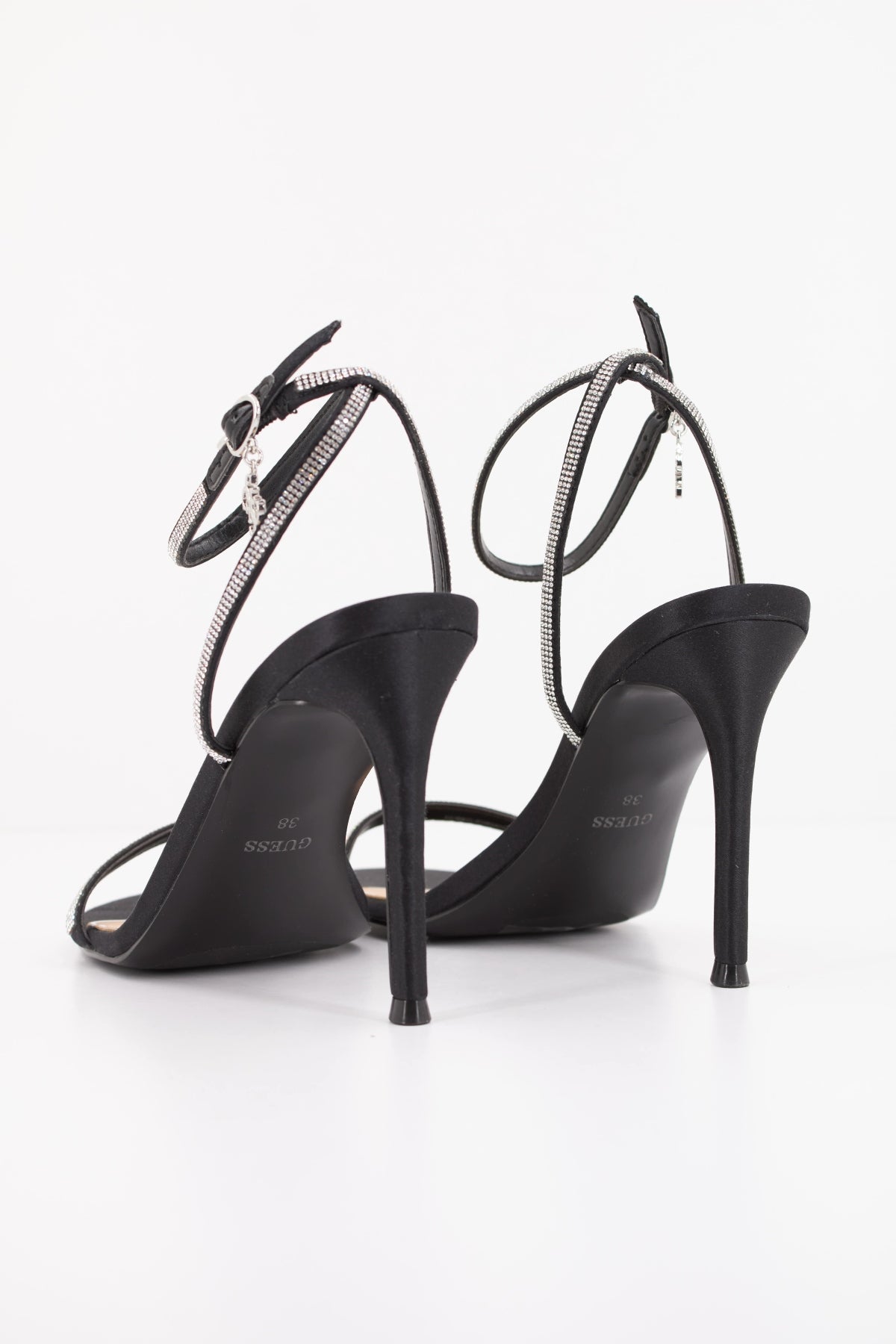 GUESS CHARMER en color NEGRO (4)