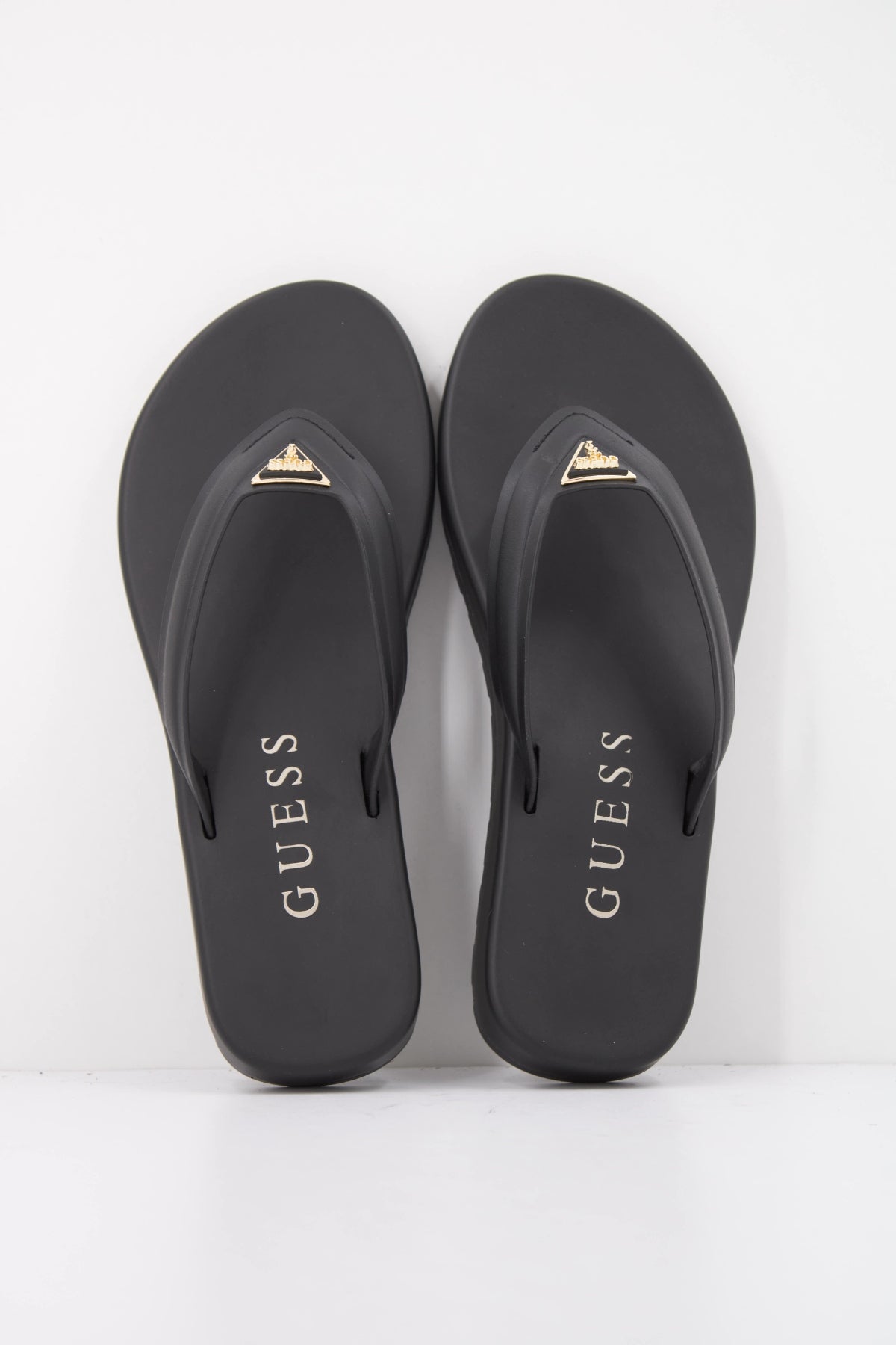 GUESS FLJCNY ELE en color NEGRO (3)
