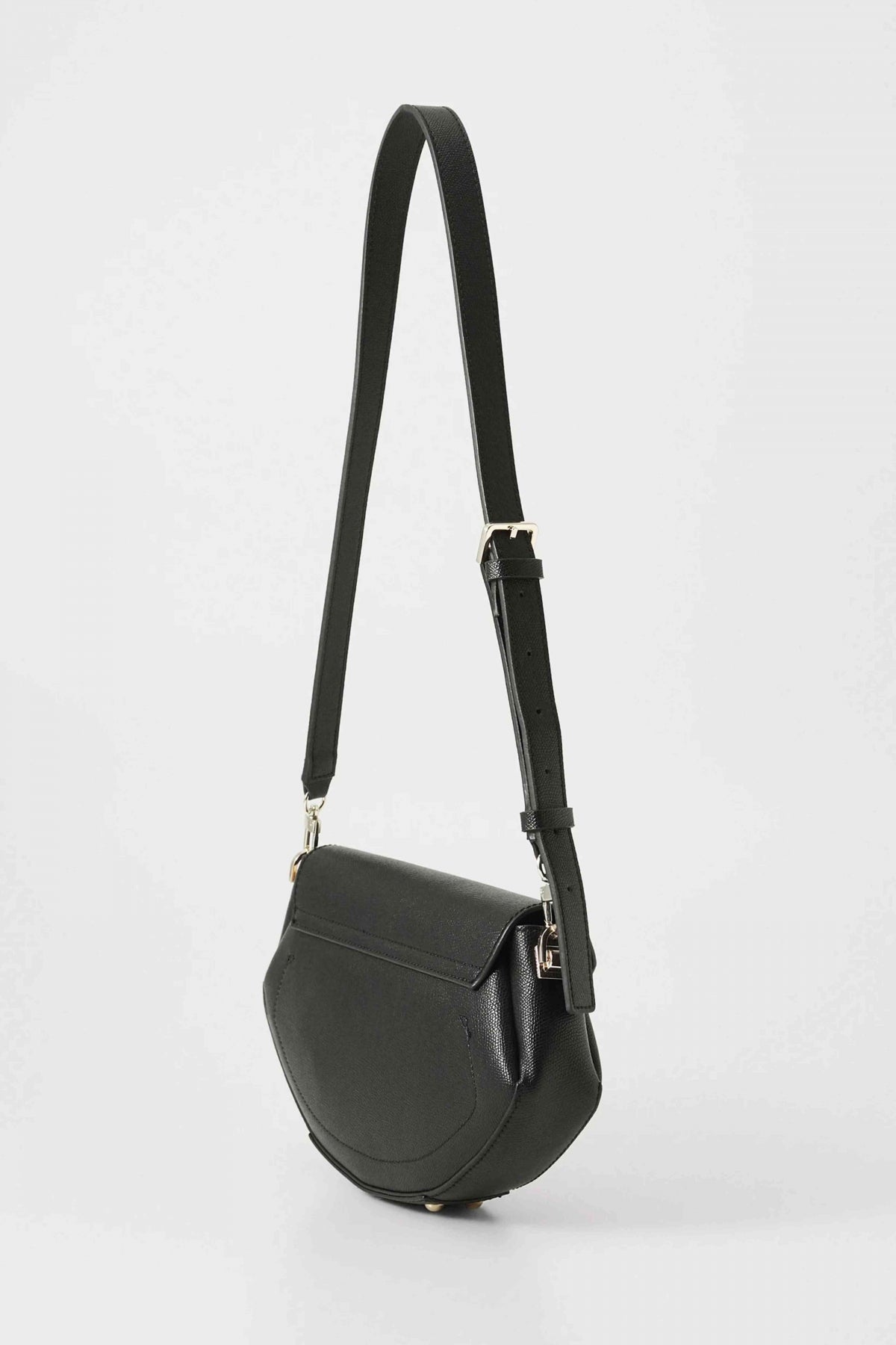 GUESS AMORETTE FLAP CROSSBOD en color NEGRO (2)