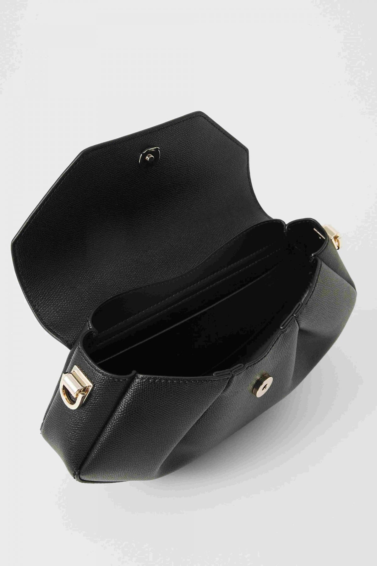 GUESS AMORETTE FLAP CROSSBOD en color NEGRO (3)