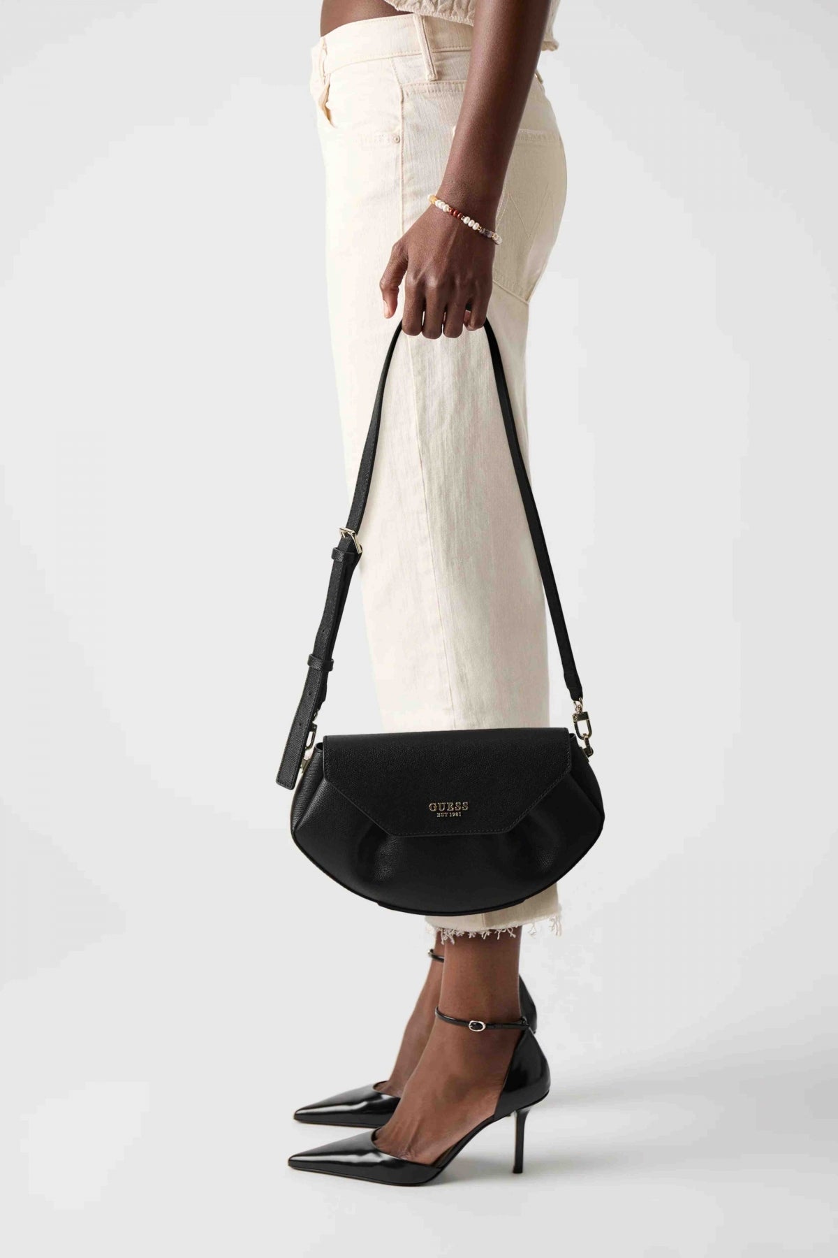 GUESS AMORETTE FLAP CROSSBOD en color NEGRO (4)