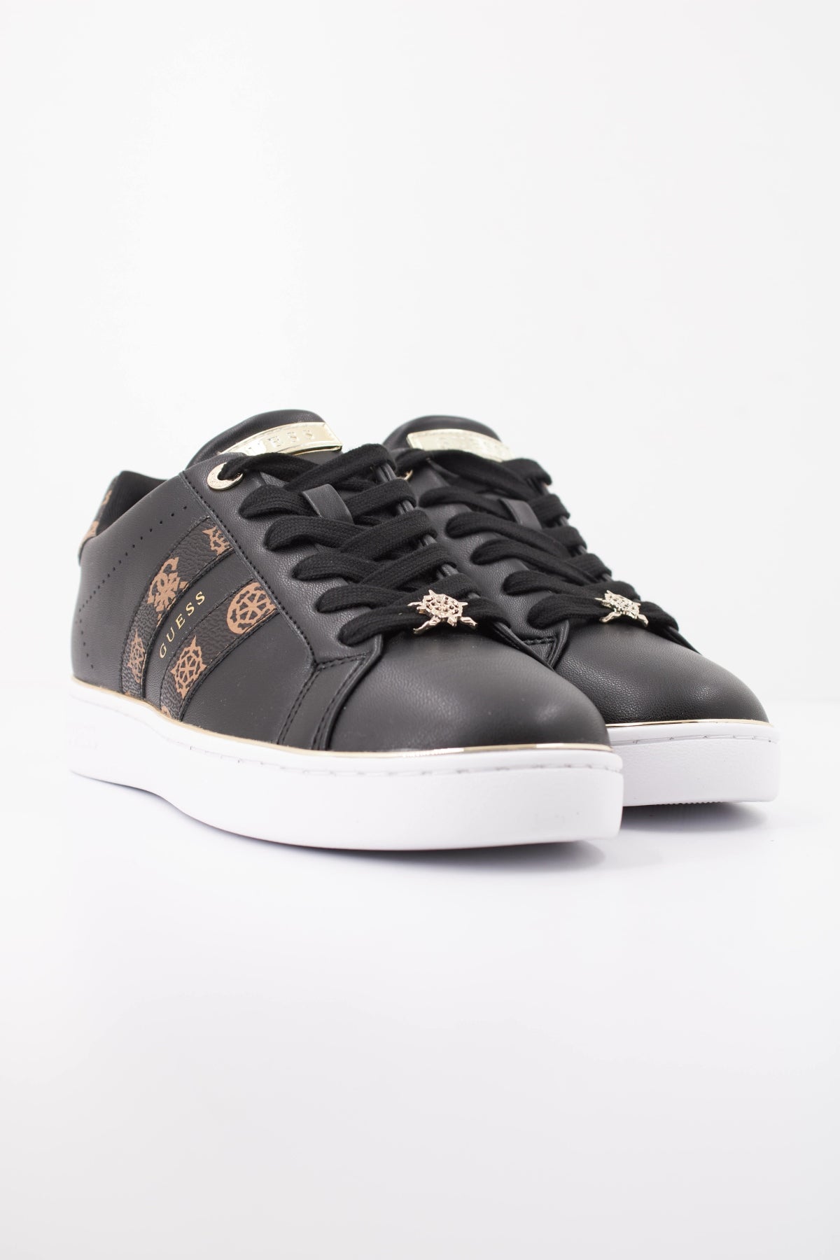 GUESS FLTBRL ELE BARLIE en color NEGRO (2)