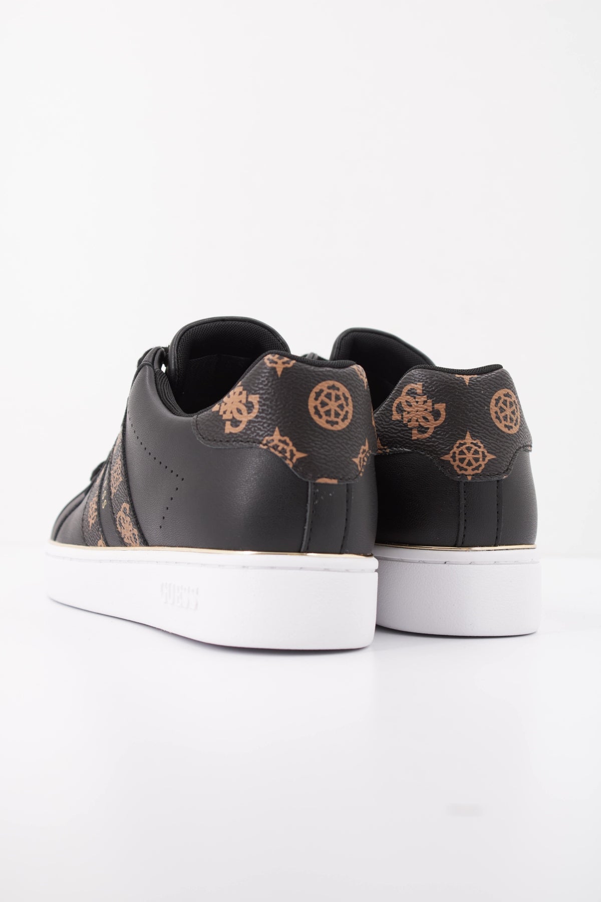 GUESS FLTBRL ELE BARLIE en color NEGRO (4)