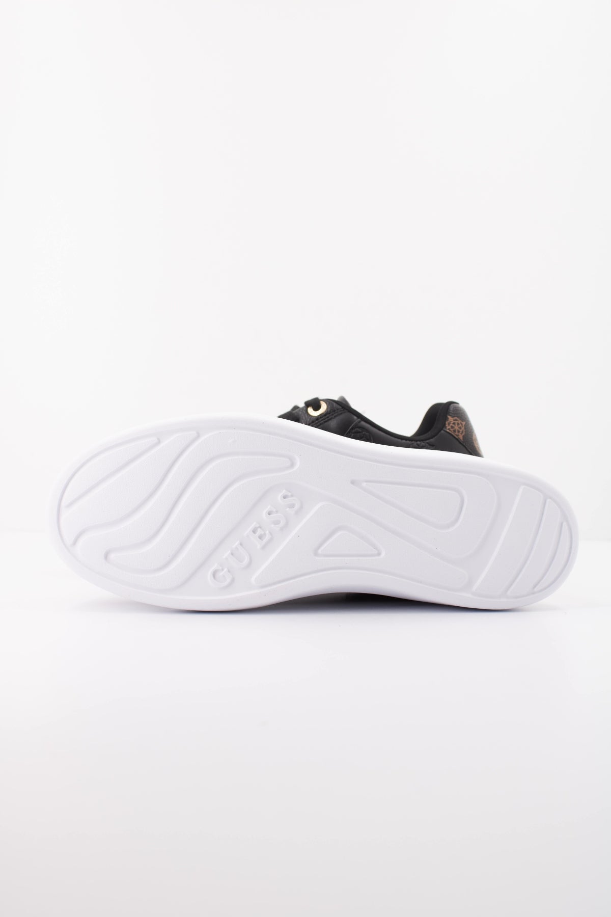 GUESS FLTFRE LEA FIREUP en color NEGRO (5)