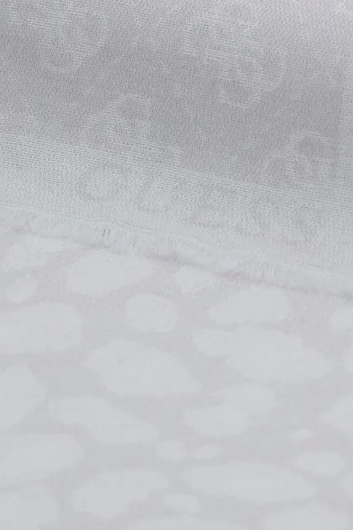 GUESS AW VIS JACQUARD SCARF en color GRIS (3)