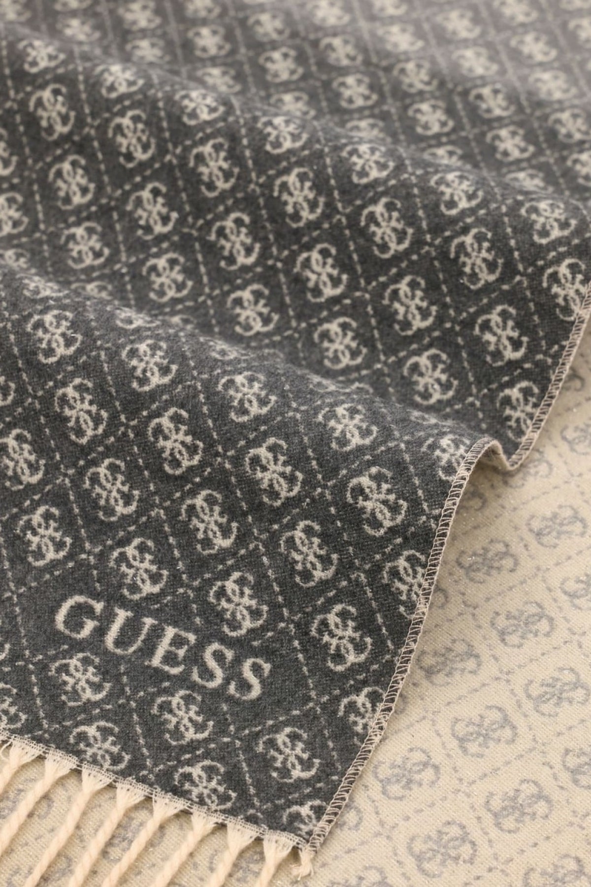 GUESS AW VIS X CM SCARF en color GRIS (2)
