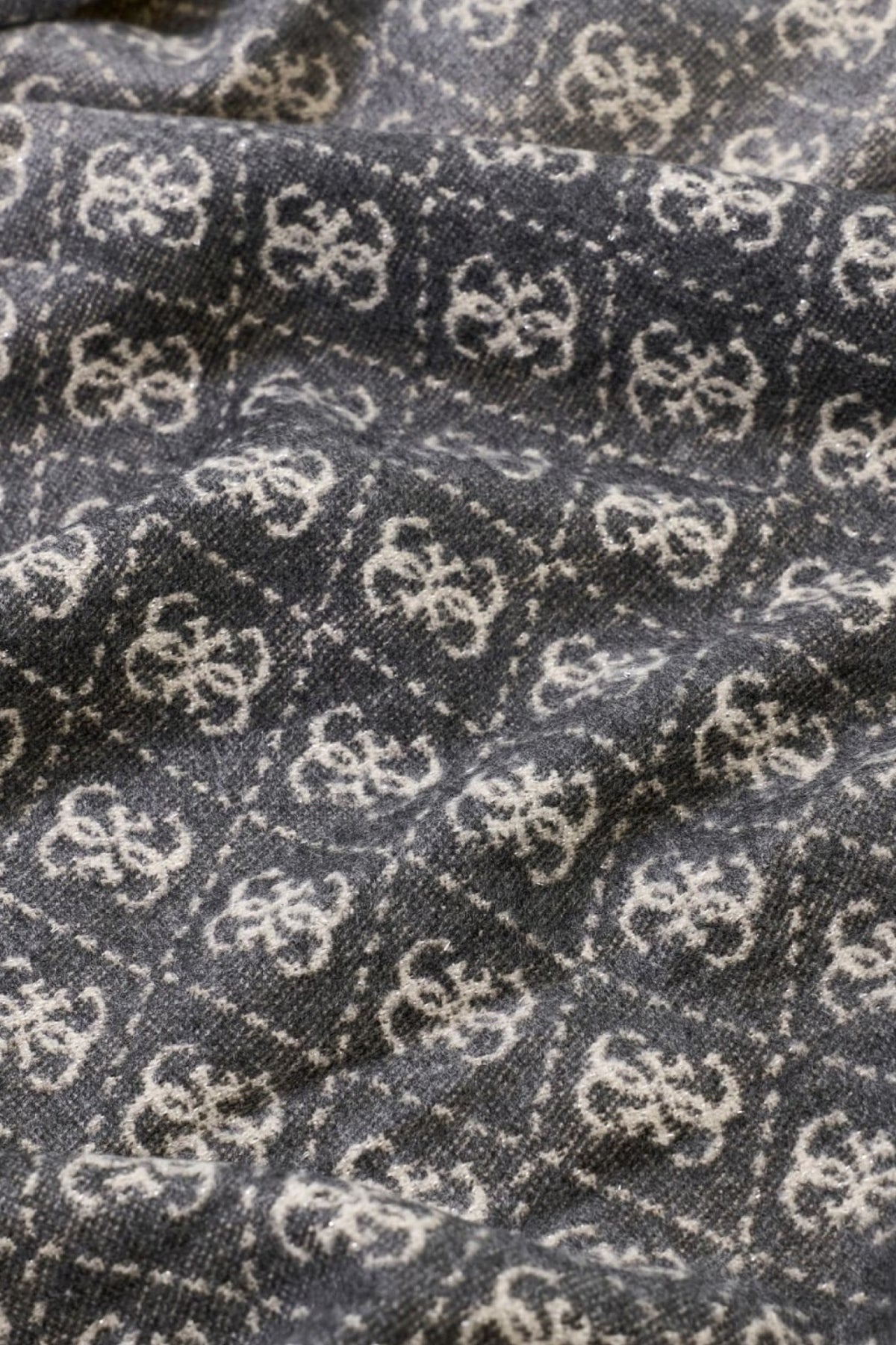 GUESS AW VIS X CM SCARF en color GRIS (3)
