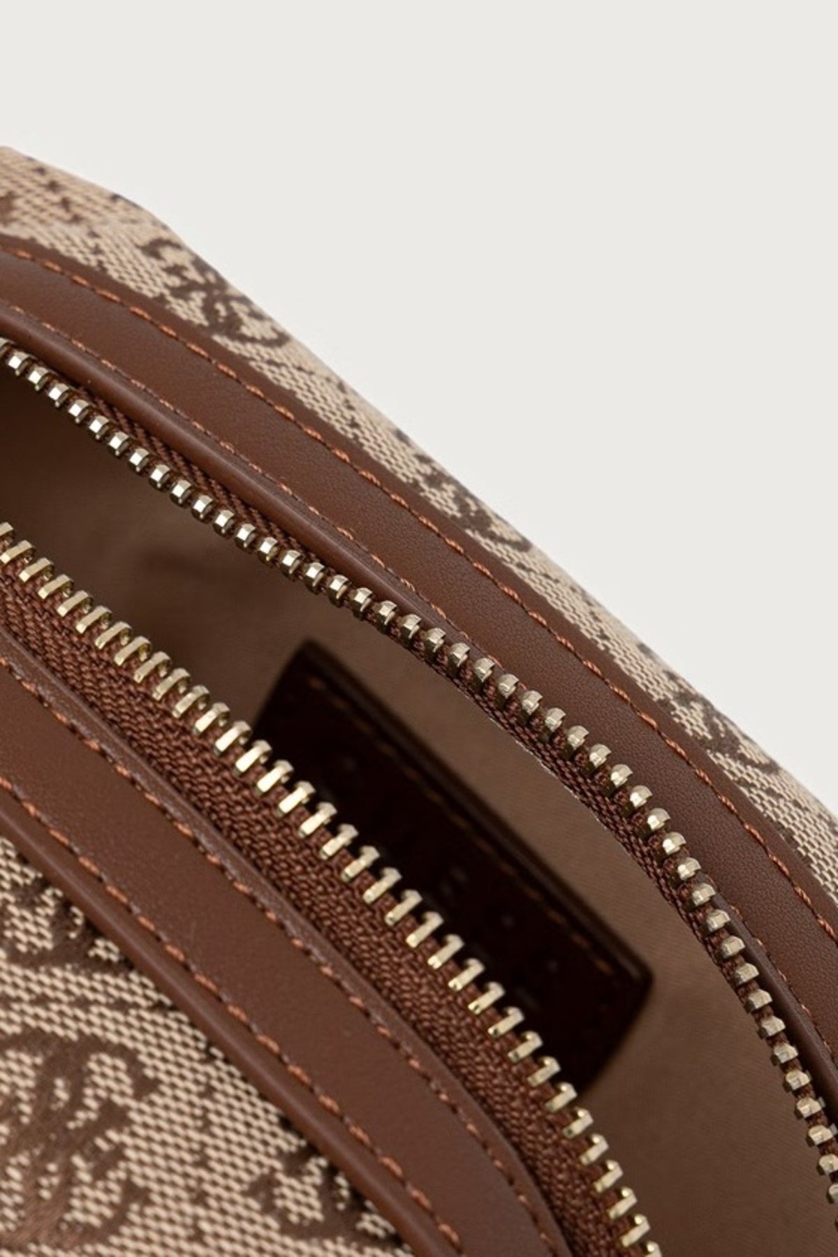 GUESS PW P SAMANTHA TOILETRY SMAL en color MARRON (4)