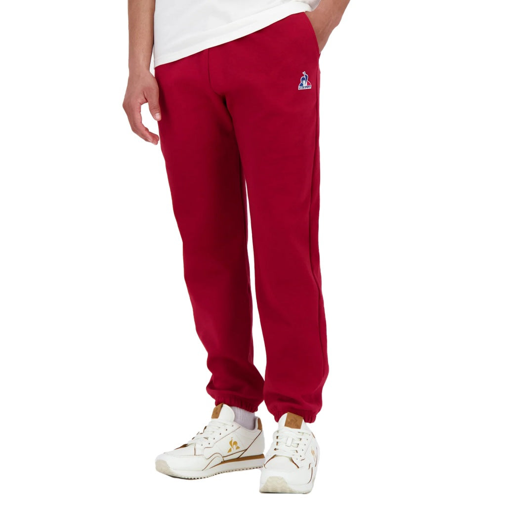 LE COQ SPORTIF ESS PANT LOOSE N en color ROJO (4)