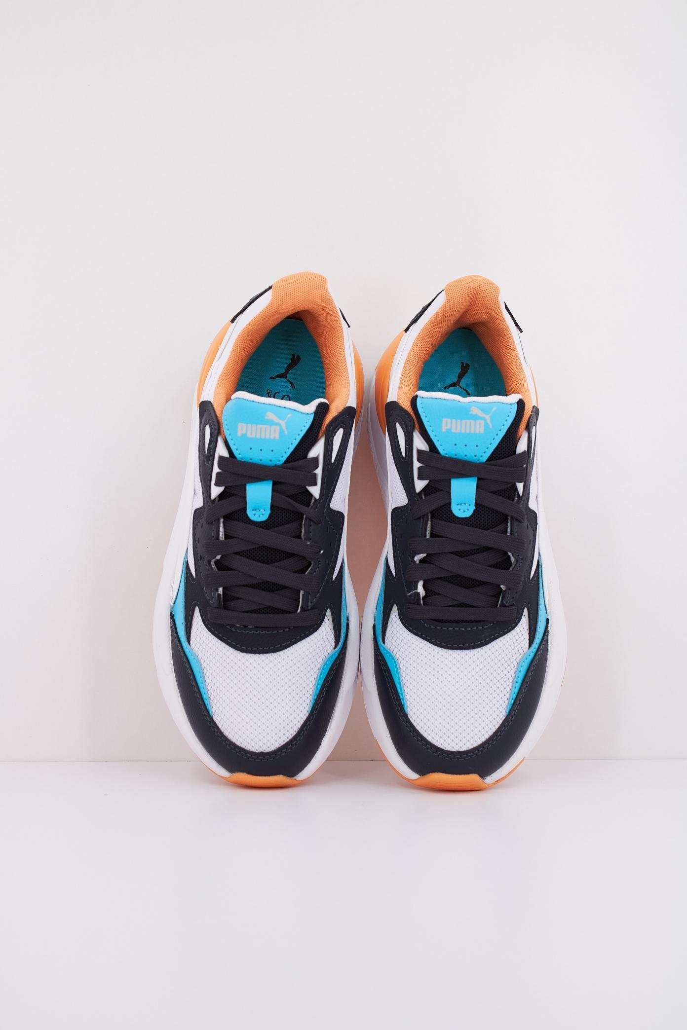 PUMA X-RAY SPEED JR en color AZUL (3)