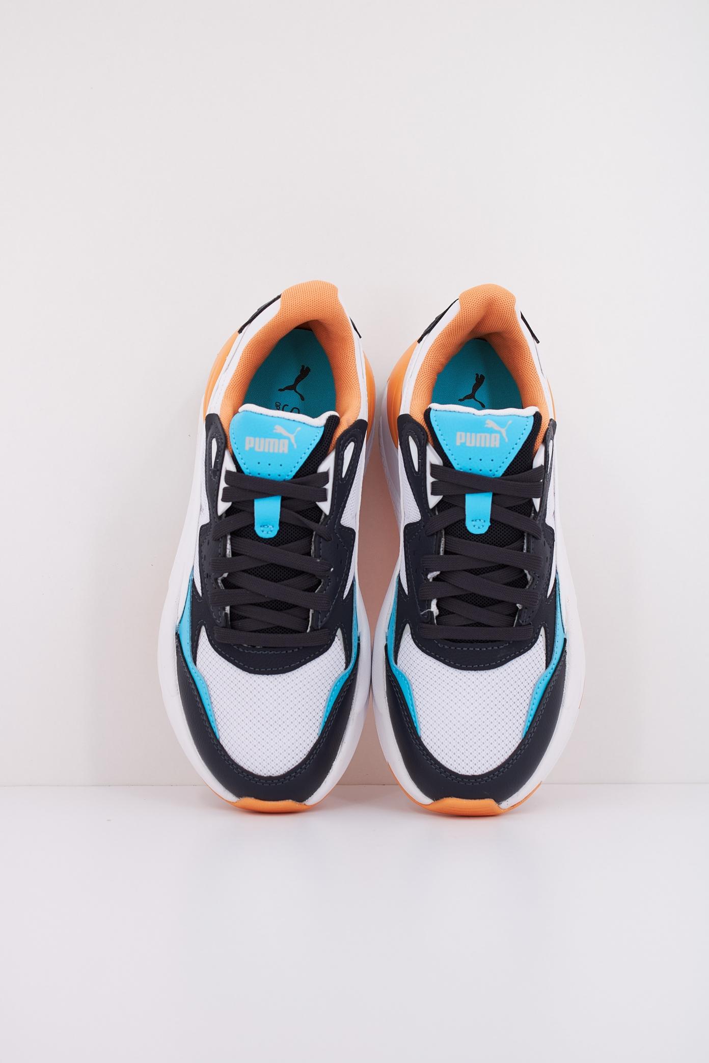 PUMA X-RAY SPEED JR en color AZUL (3)