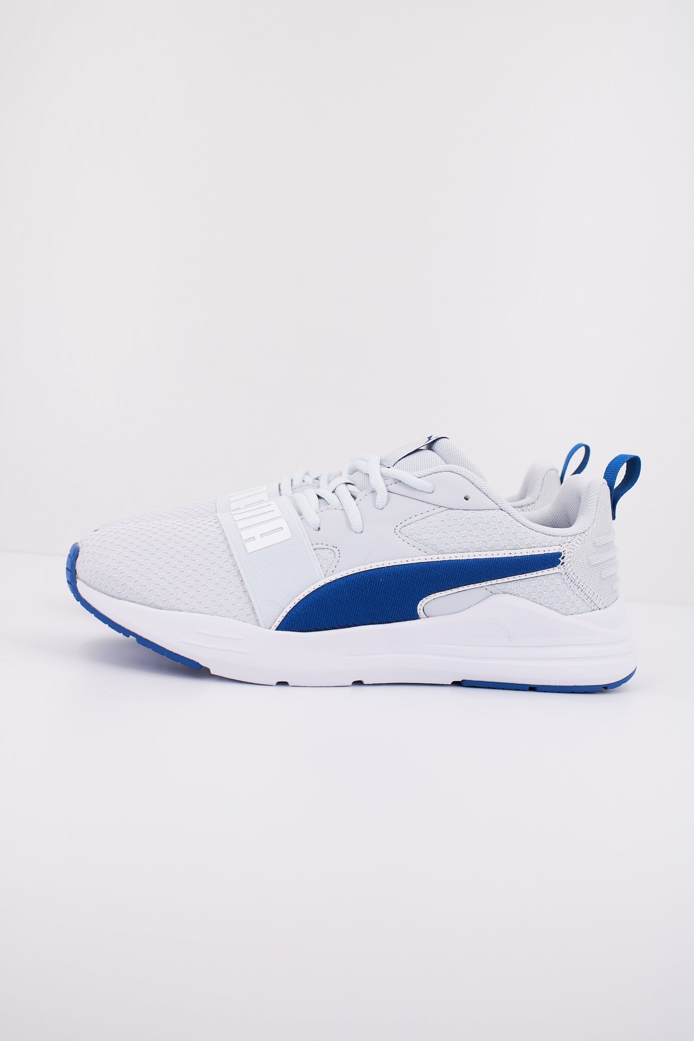 PUMA WIRED RUN PURE en color GRIS (1)
