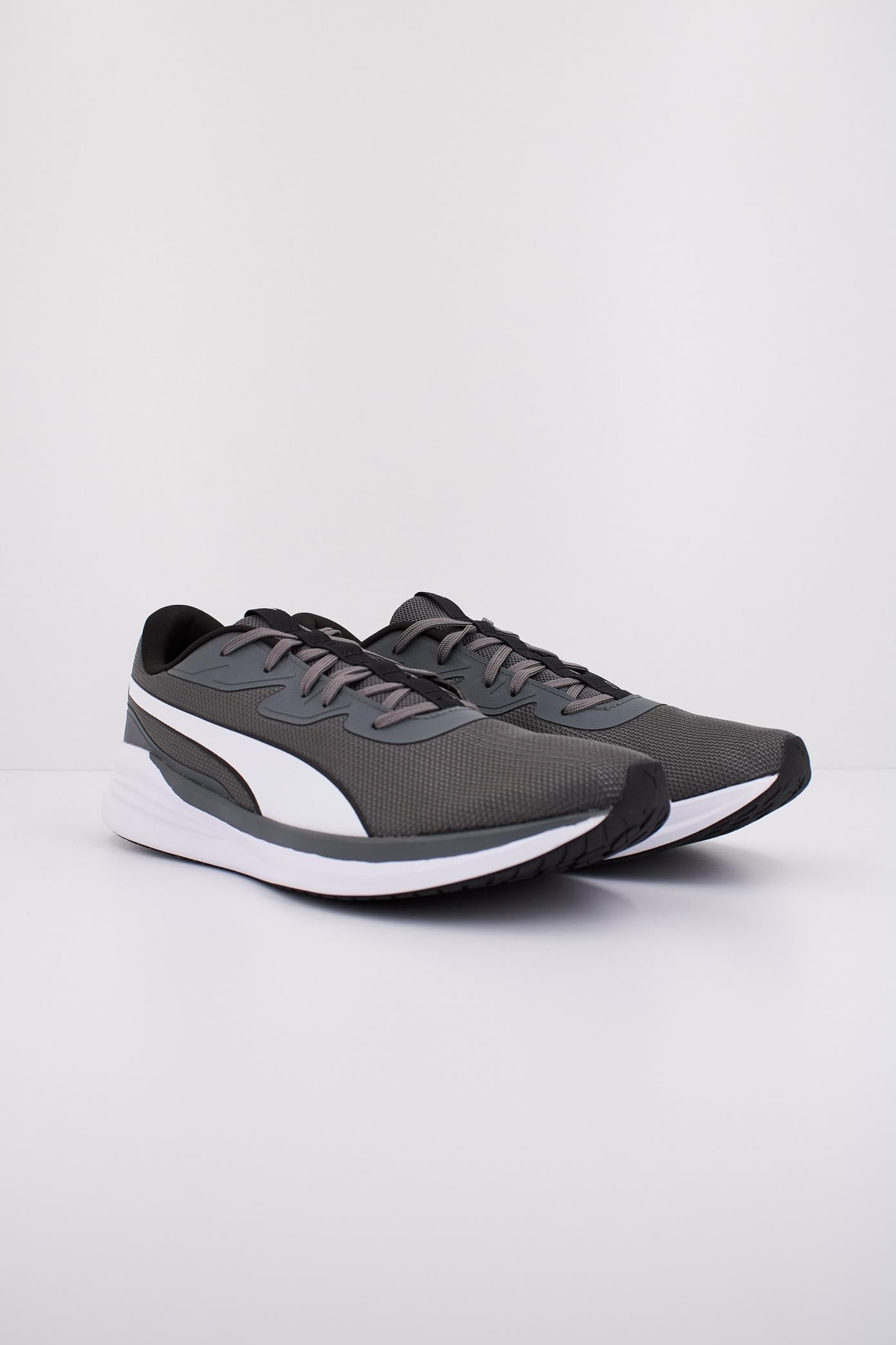 PUMA NIGHT RUNNER V en color GRIS (2)