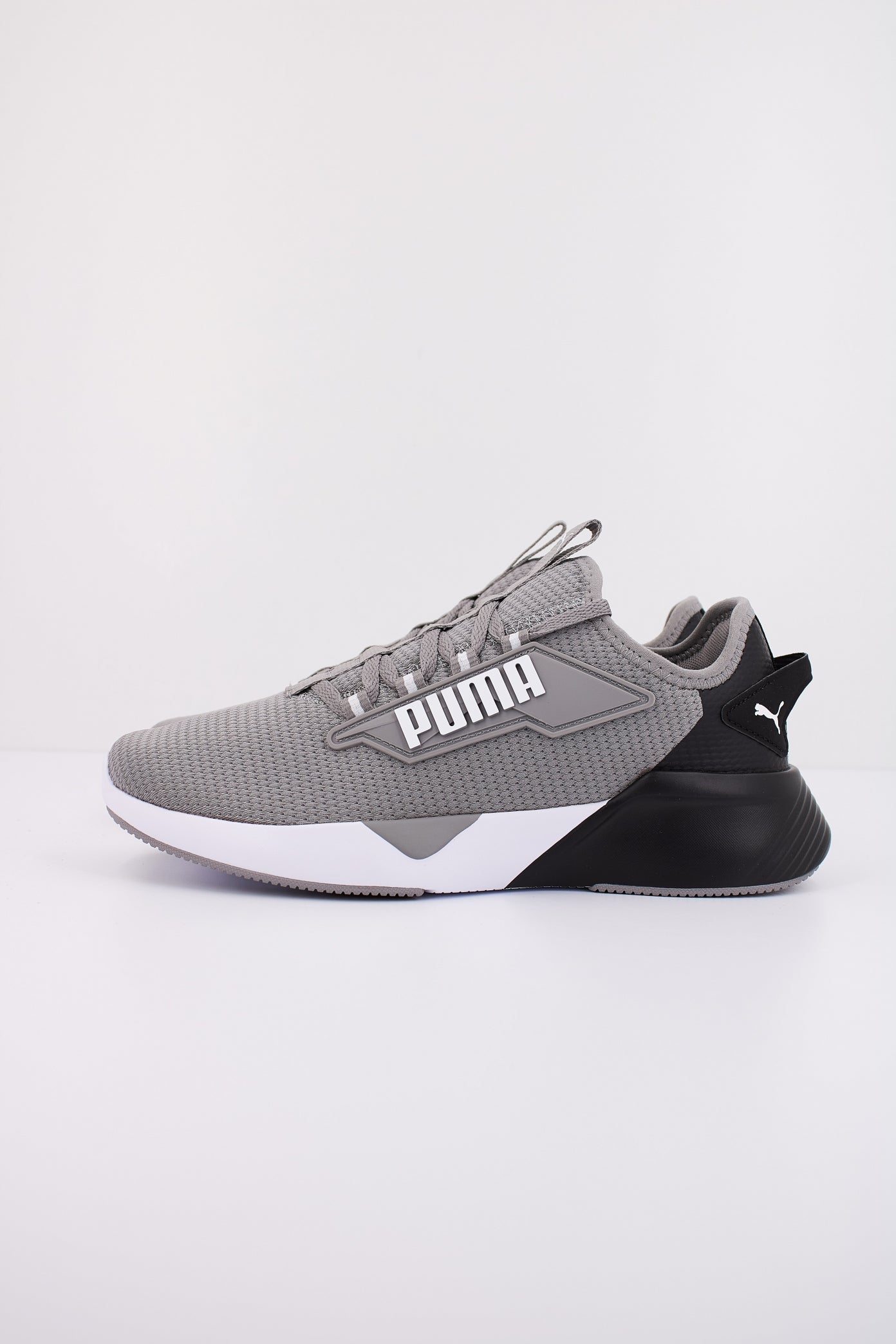 PUMA RETALIATE JR en color GRIS (1)