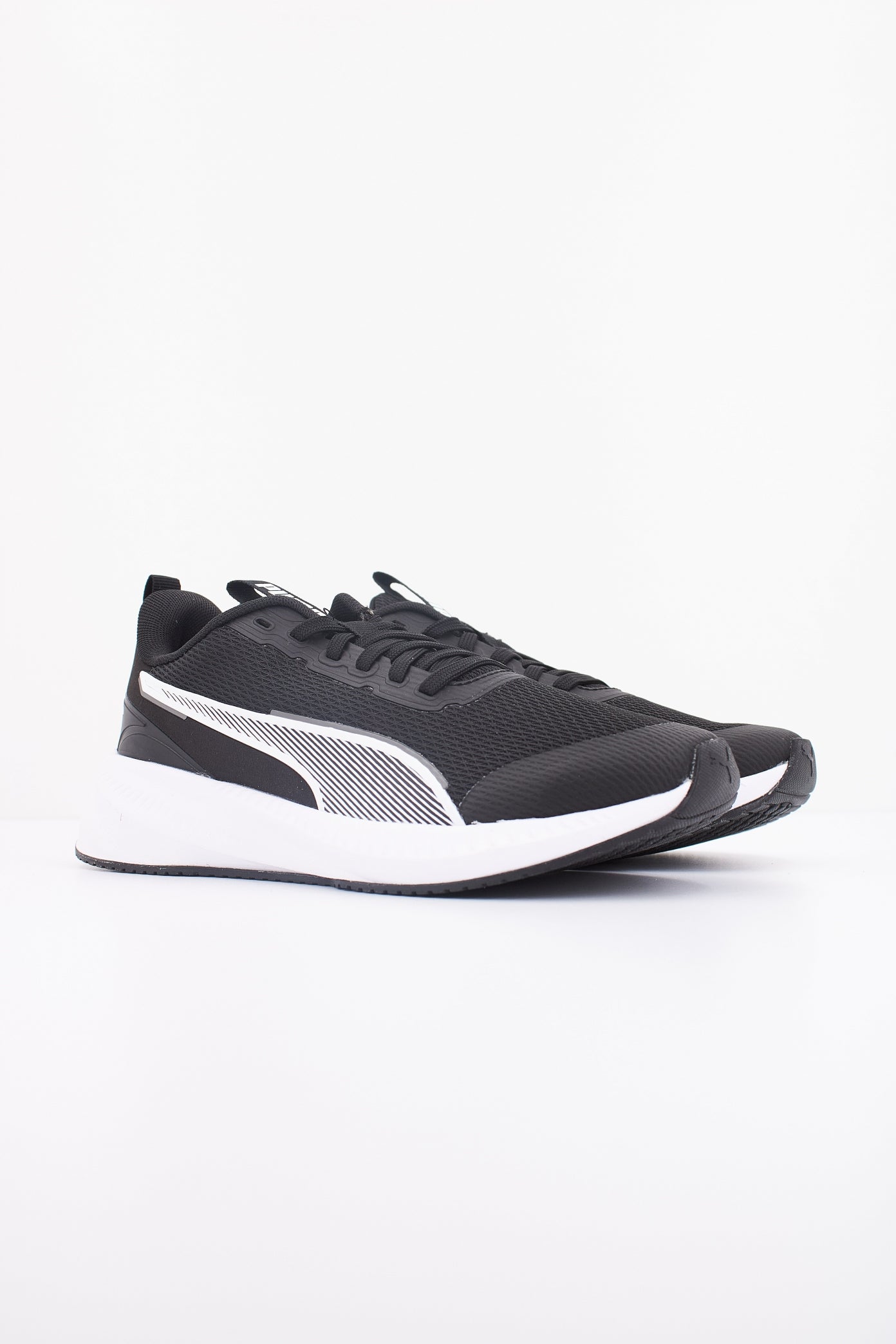 PUMA FLYER LITE JR en color NEGRO (2)
