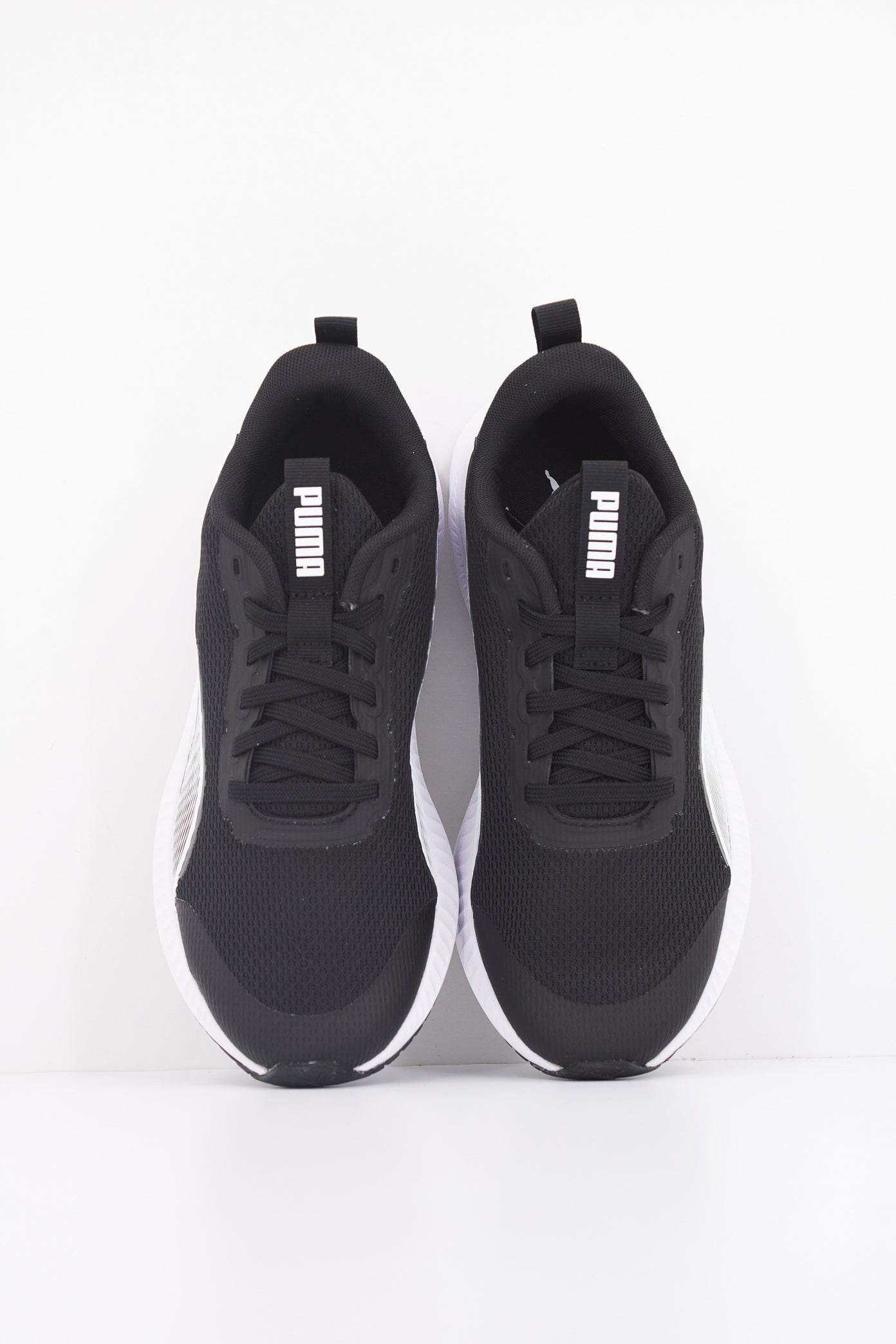 PUMA FLYER LITE JR en color NEGRO (3)