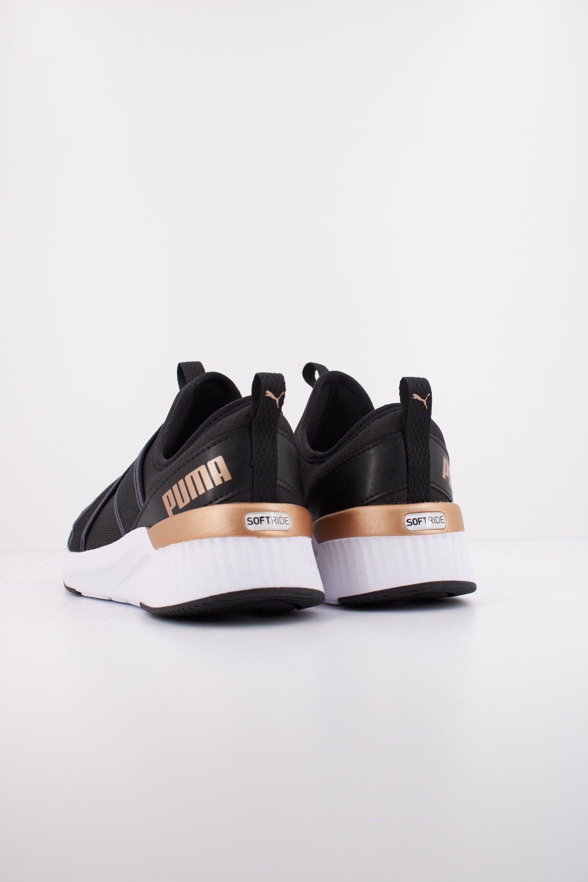 PUMA SOFTRIDE HARLI SLIP ON WNS en color NEGRO (4)