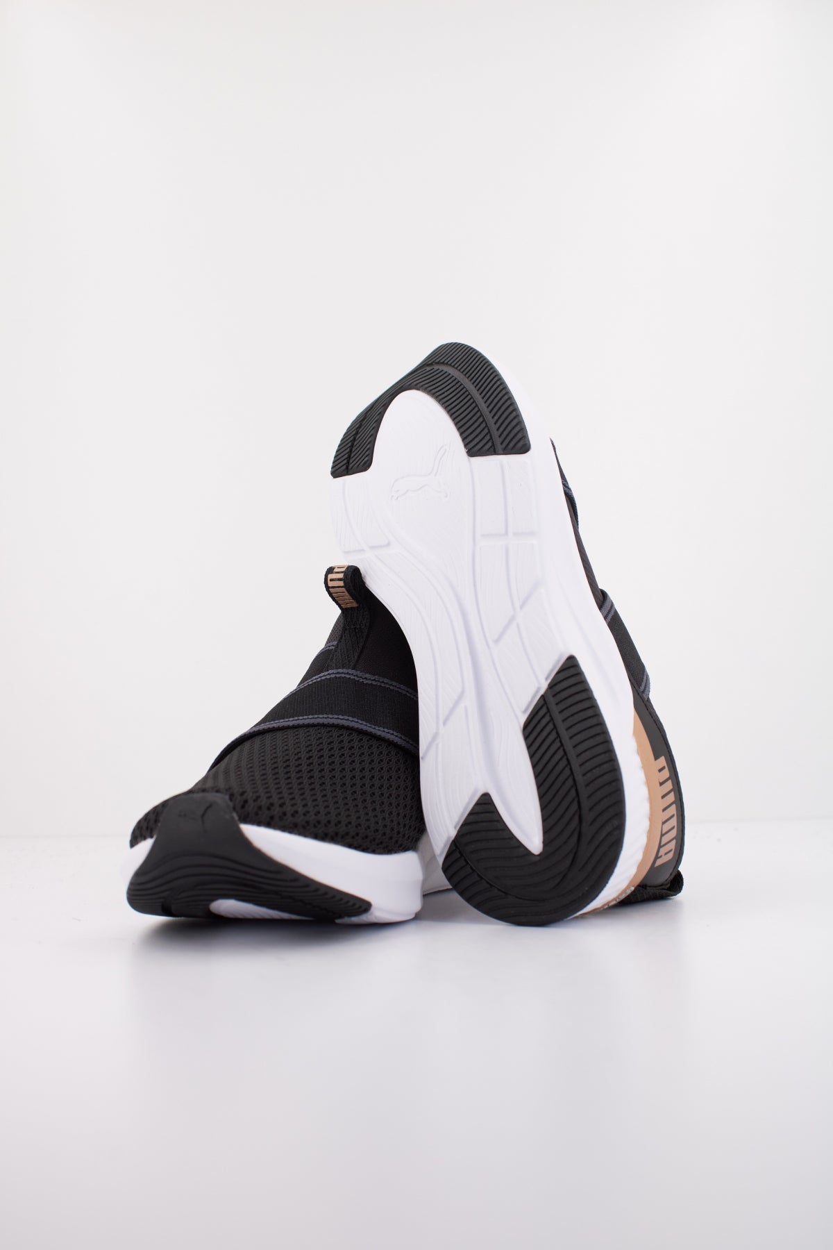 PUMA SOFTRIDE HARLI SLIP ON WNS en color NEGRO (5)