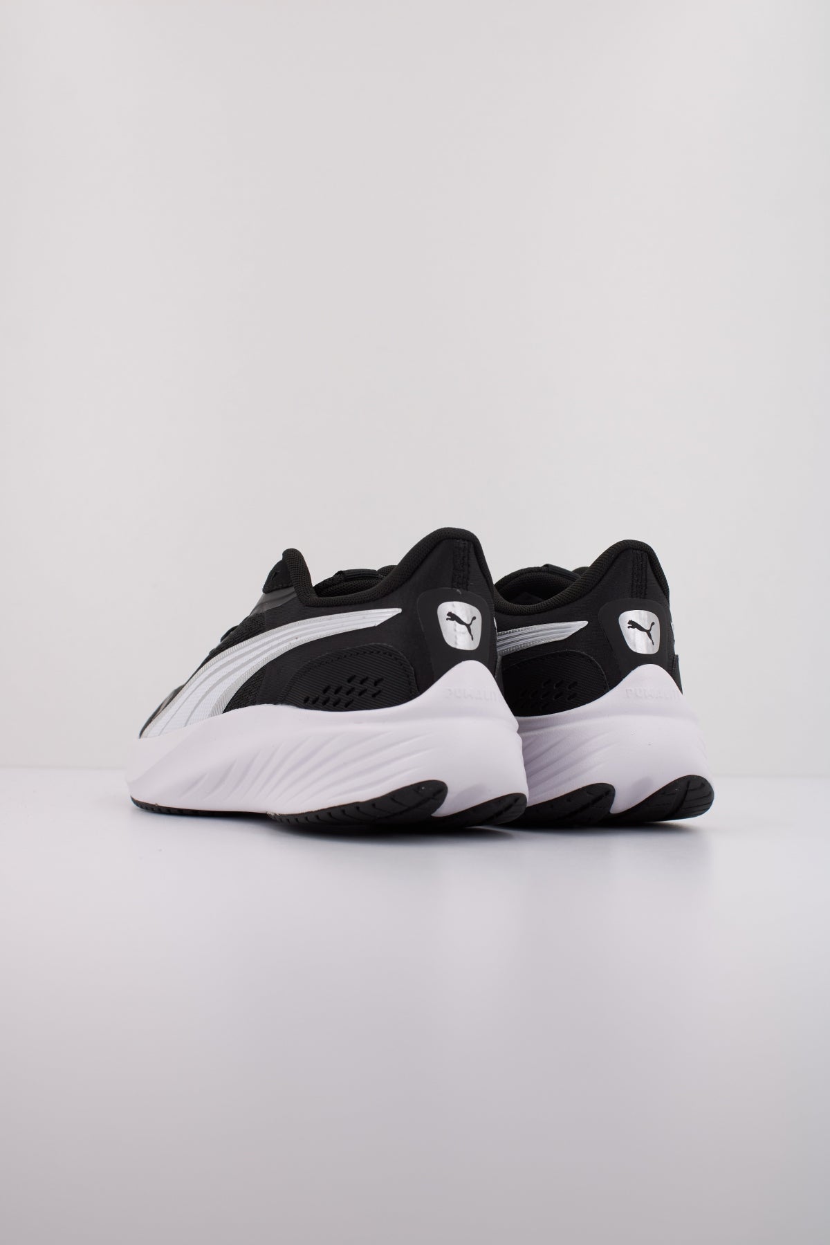 PUMA POUNCE LITE JR en color NEGRO (4)