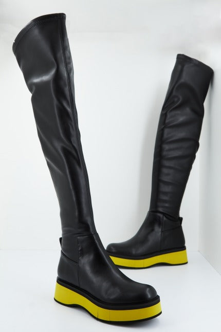 PALOMA BARCELO ESME STRECH VEGAN LEATHER en color NEGRO (1)