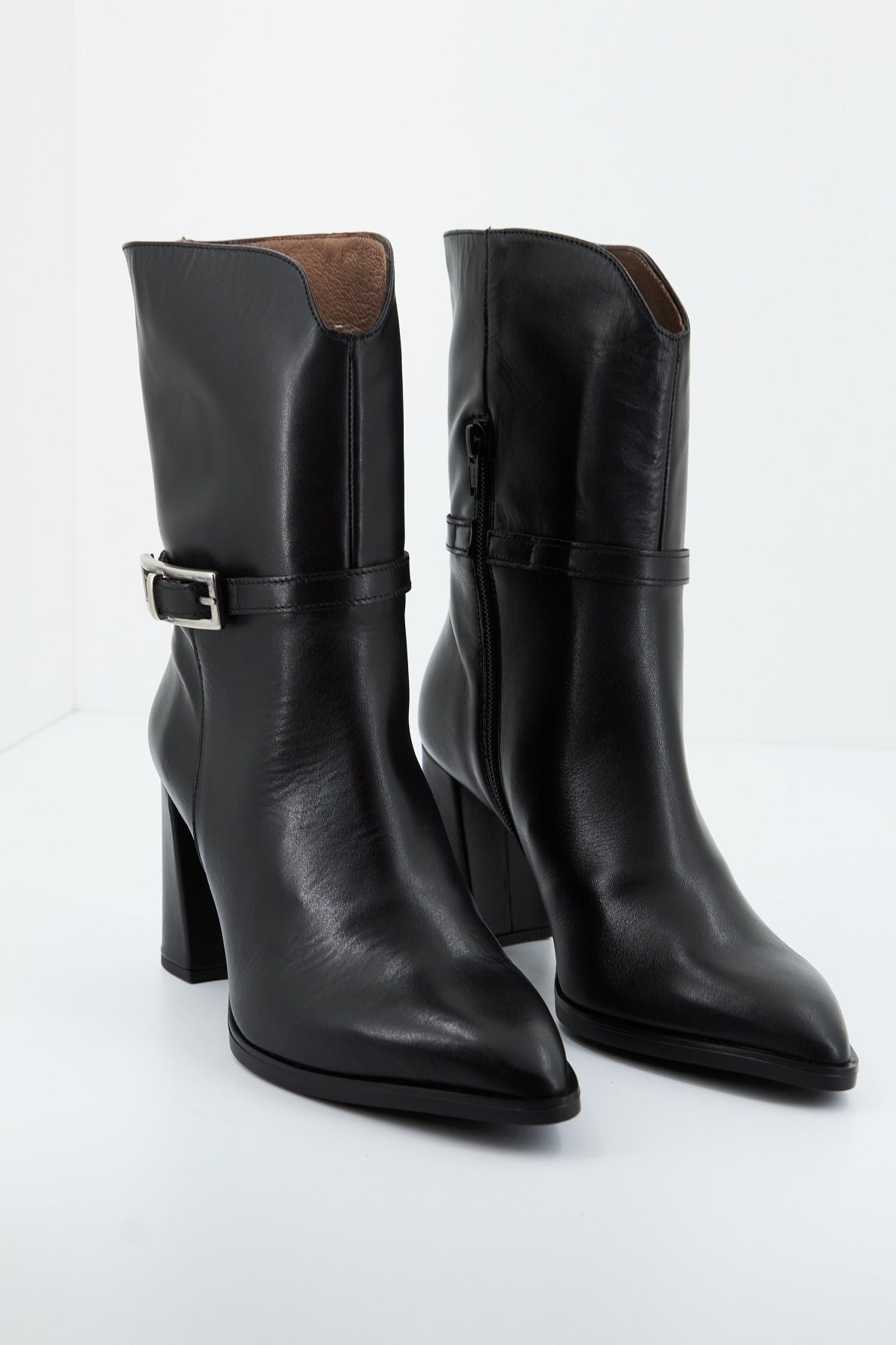 WONDERS M en color NEGRO (2)