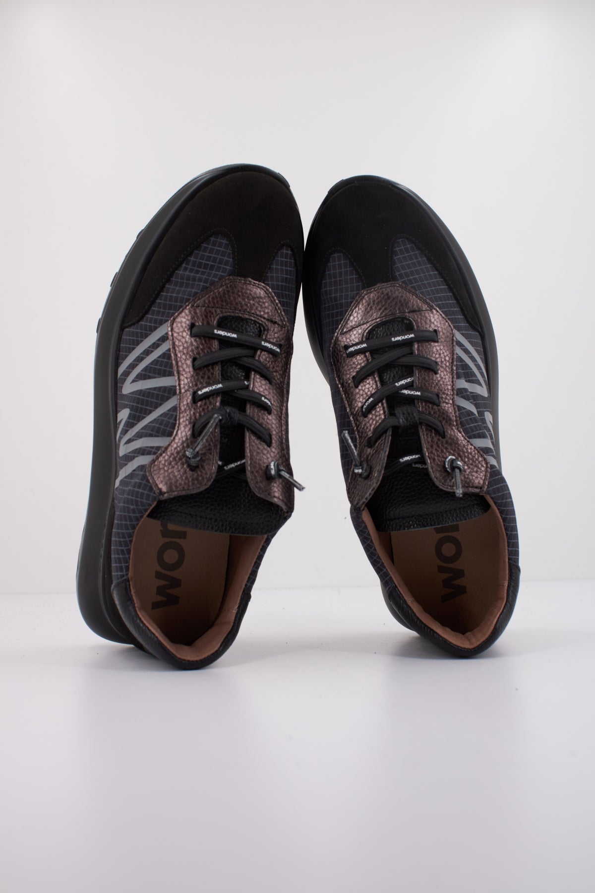 WONDERS A en color NEGRO (3)