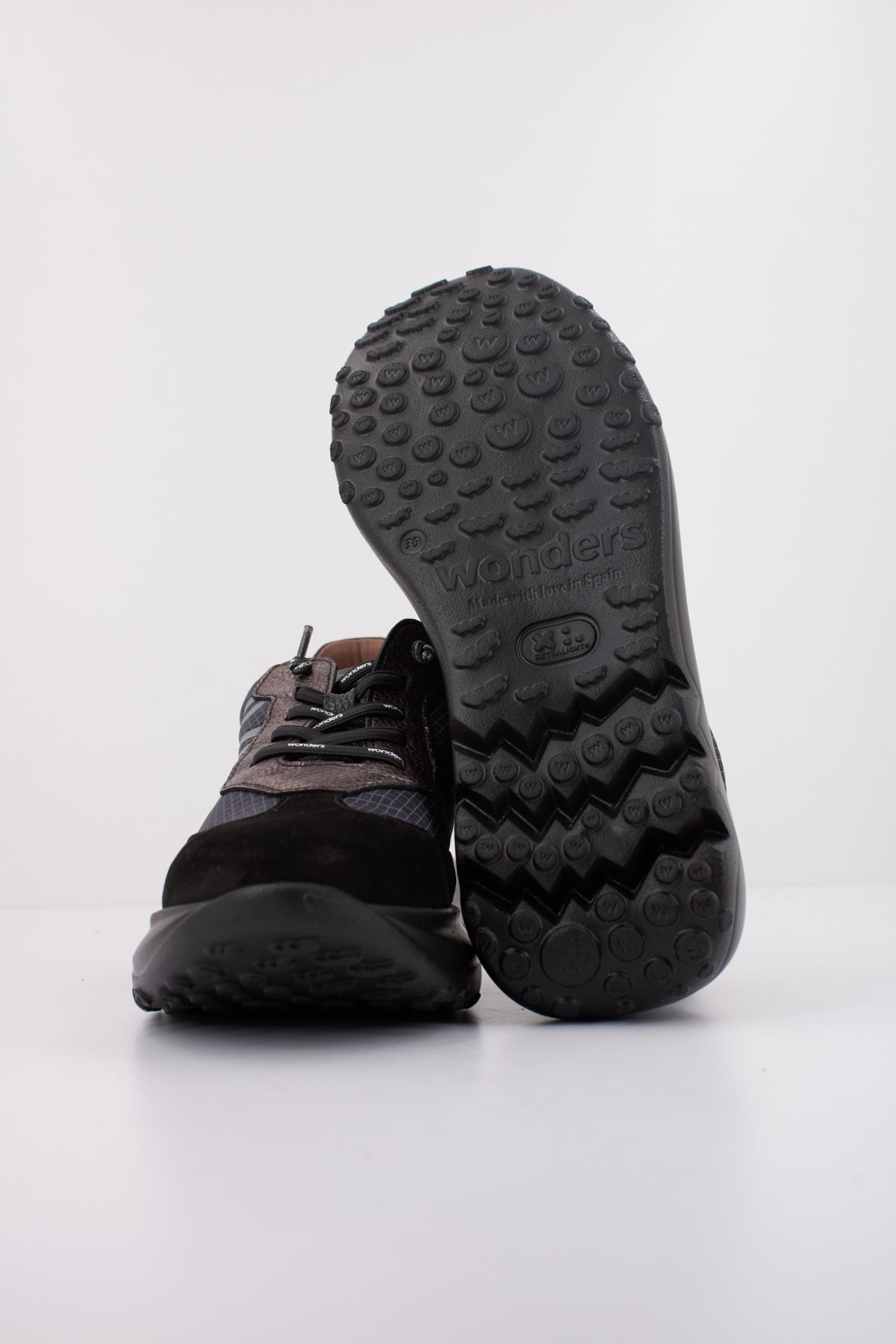 WONDERS A en color NEGRO (5)