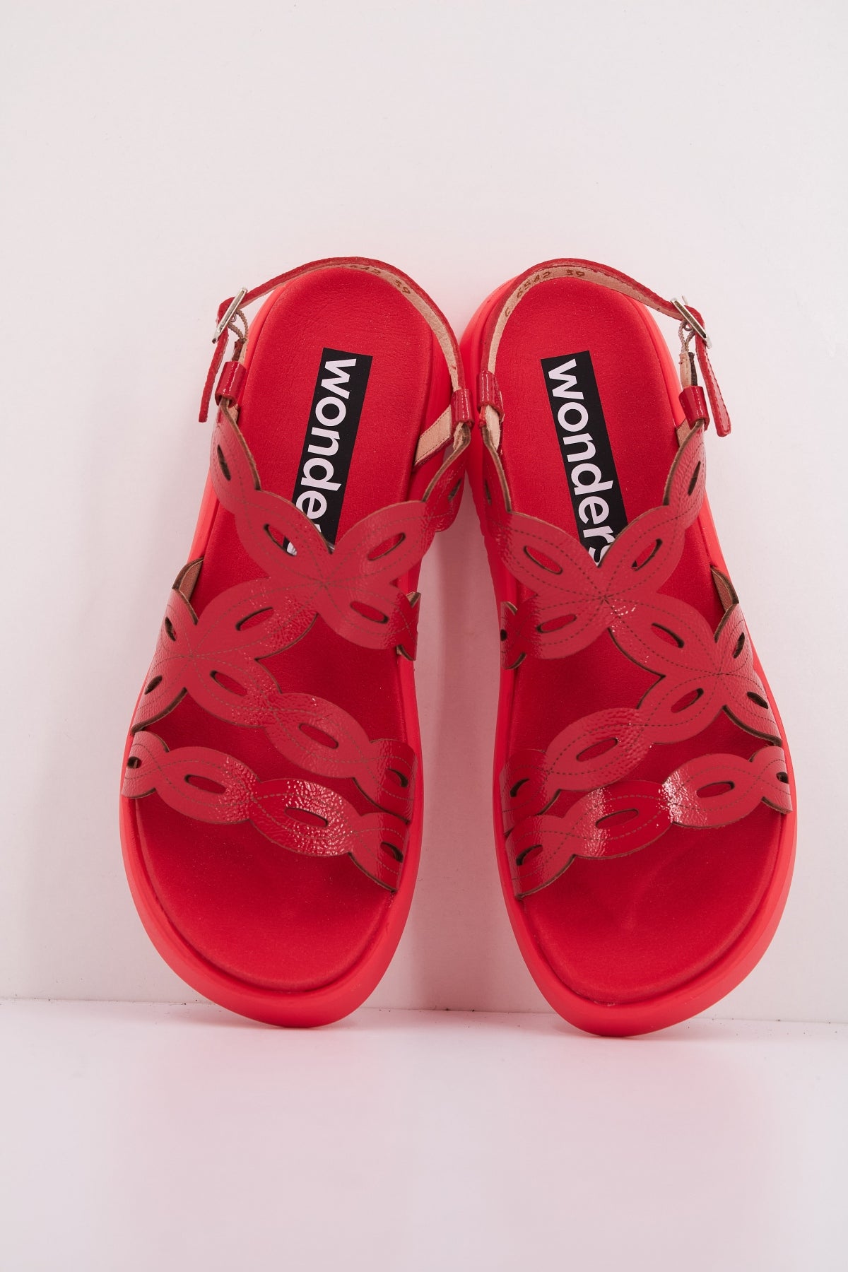 WONDERS C en color ROJO (3)