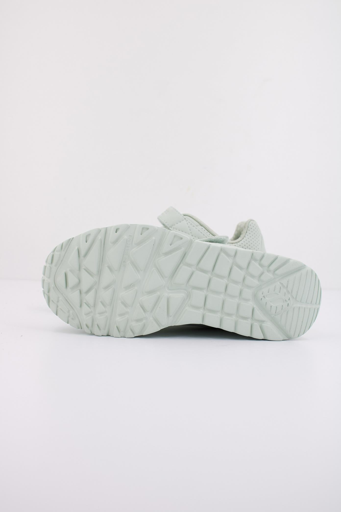 SKECHERS UNO LITE en color VERDE (5)