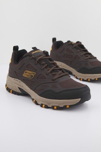 SKECHERS HILLCREST en color MARRON (1)