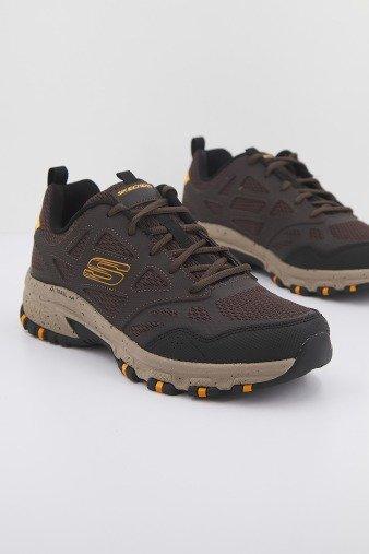 SKECHERS HILLCREST en color MARRON (1)